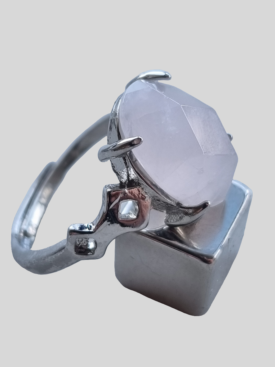 Rosakvarts facet ring