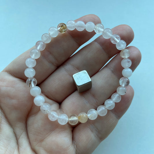 Krystalarmbånd med bjergkrystal – renhed og balance.