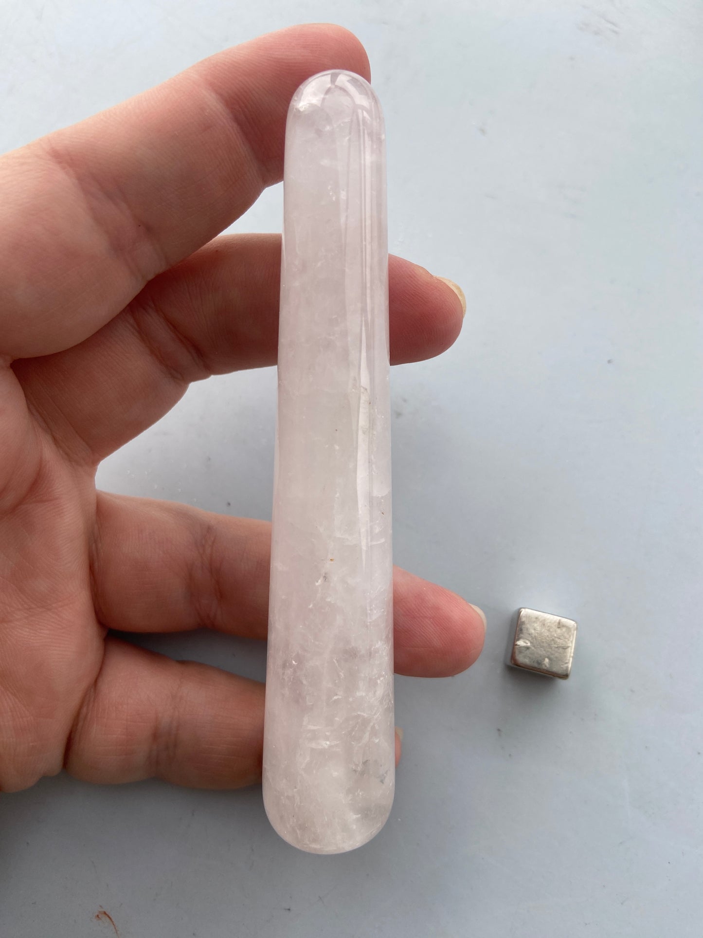 Bjergkrystal masterhealer der renser energifeltet og skaber klarhed.