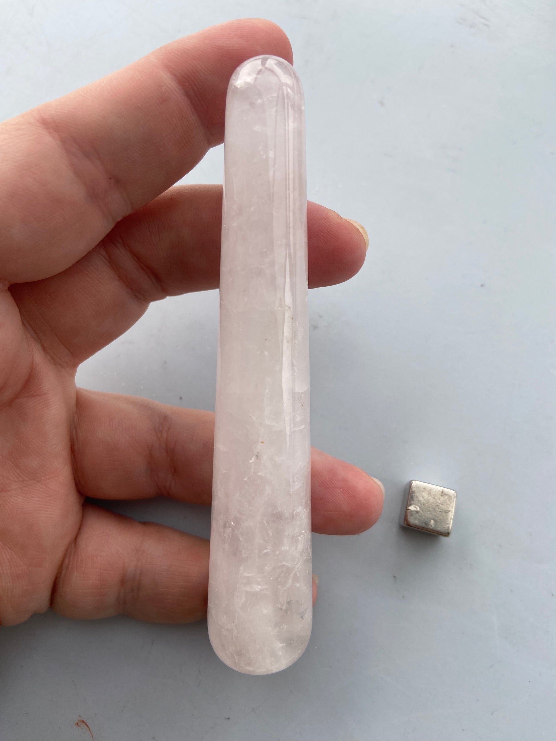 Bjergkrystal masterhealer der renser energifeltet og skaber klarhed.