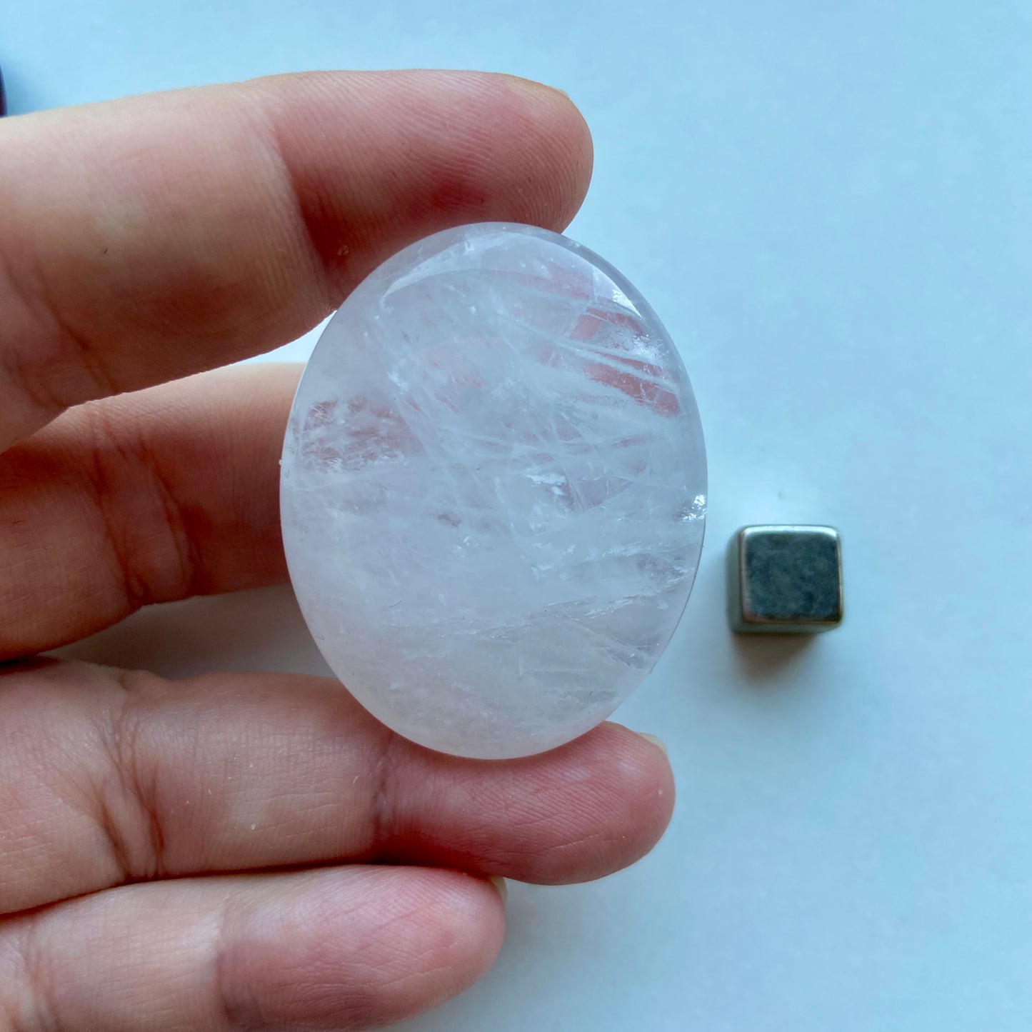 Bjergkrystal palmstone krystal der renser og balancerer energier.