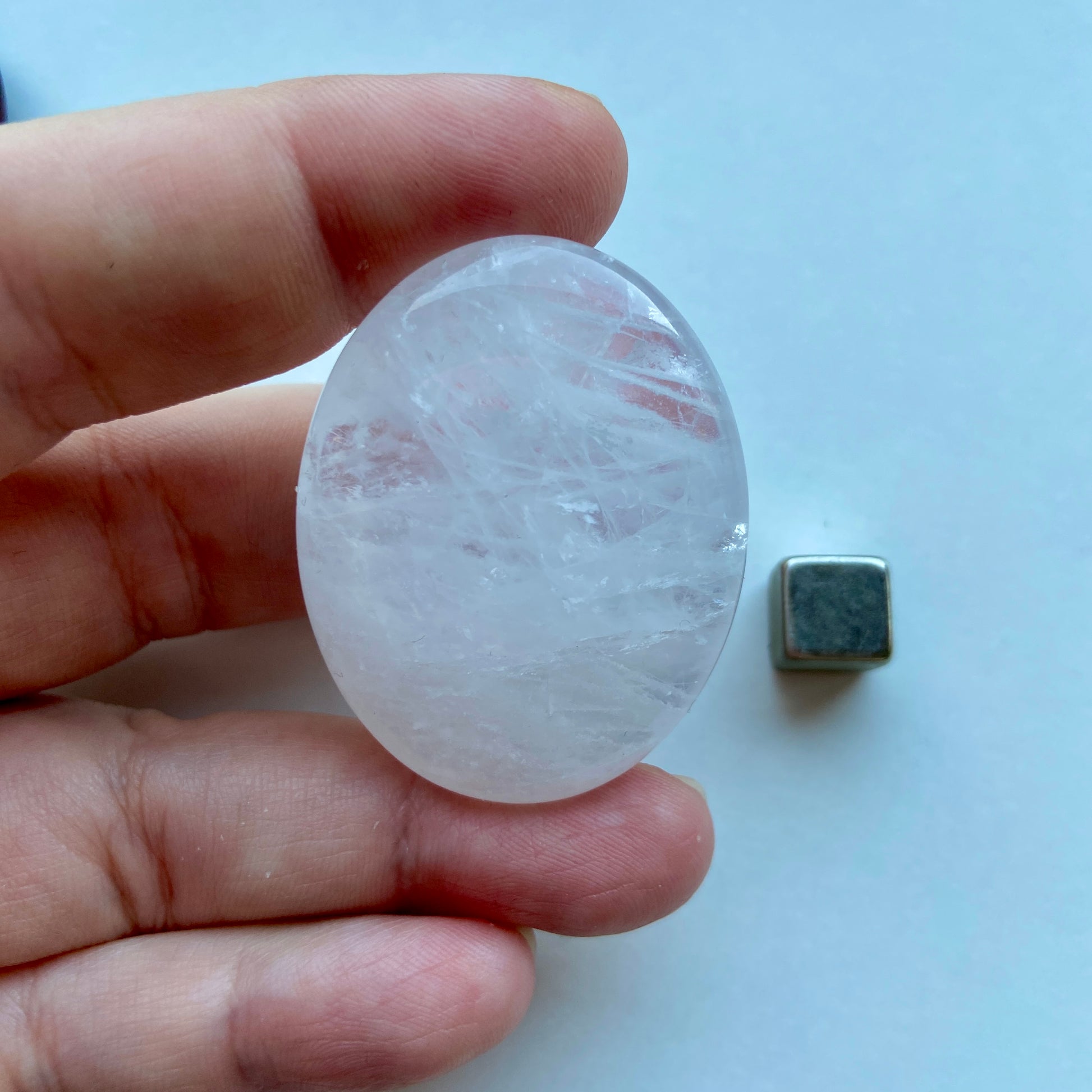 Bjergkrystal palmstone krystal der renser og balancerer energier.