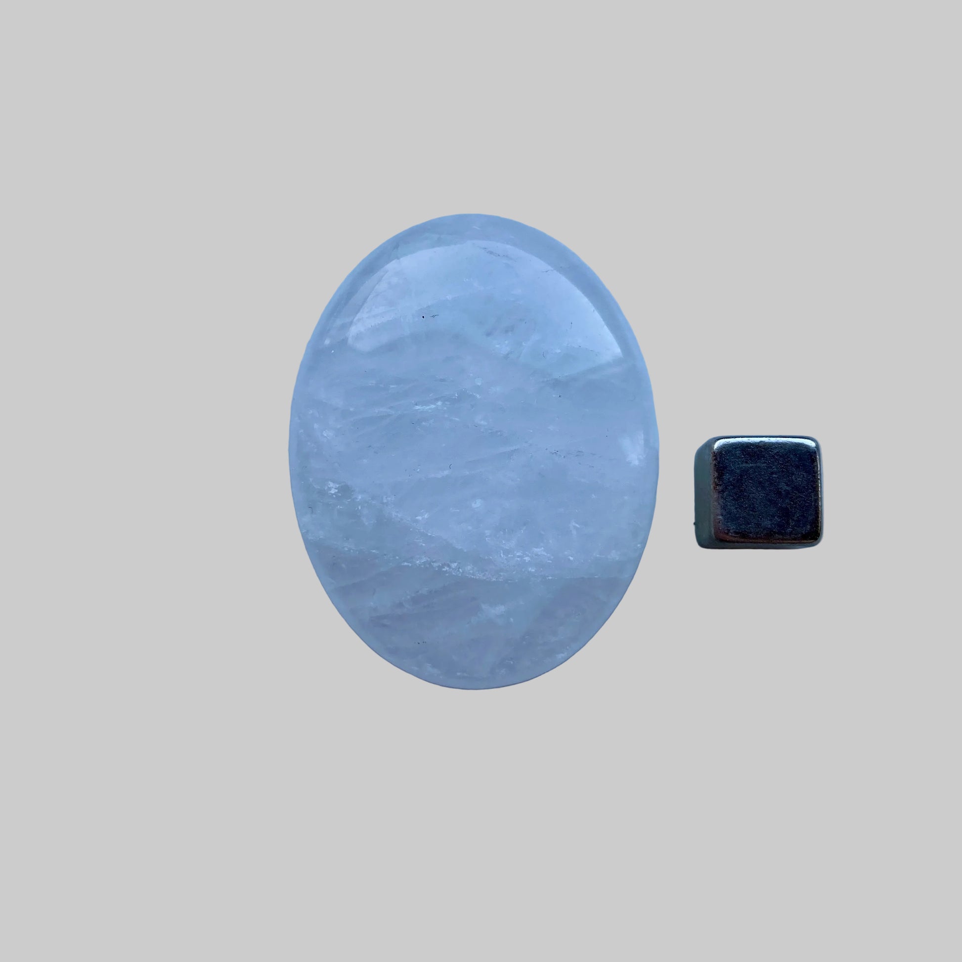 Bjergkrystal palmstone med klarhed, energi og beskyttelse.