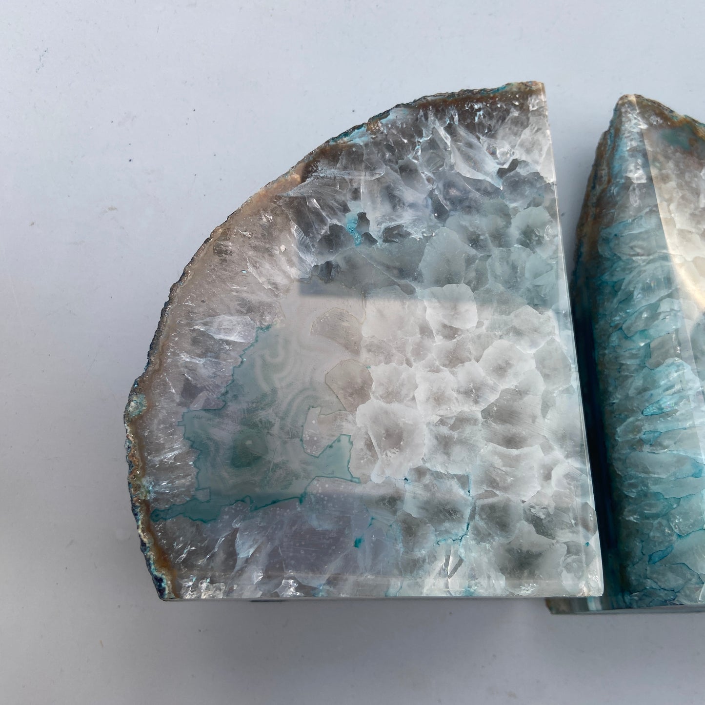 Blå Agat Geode – blid og beroligende krystal, der dæmper angst og skaber følelsesmæssig ro.