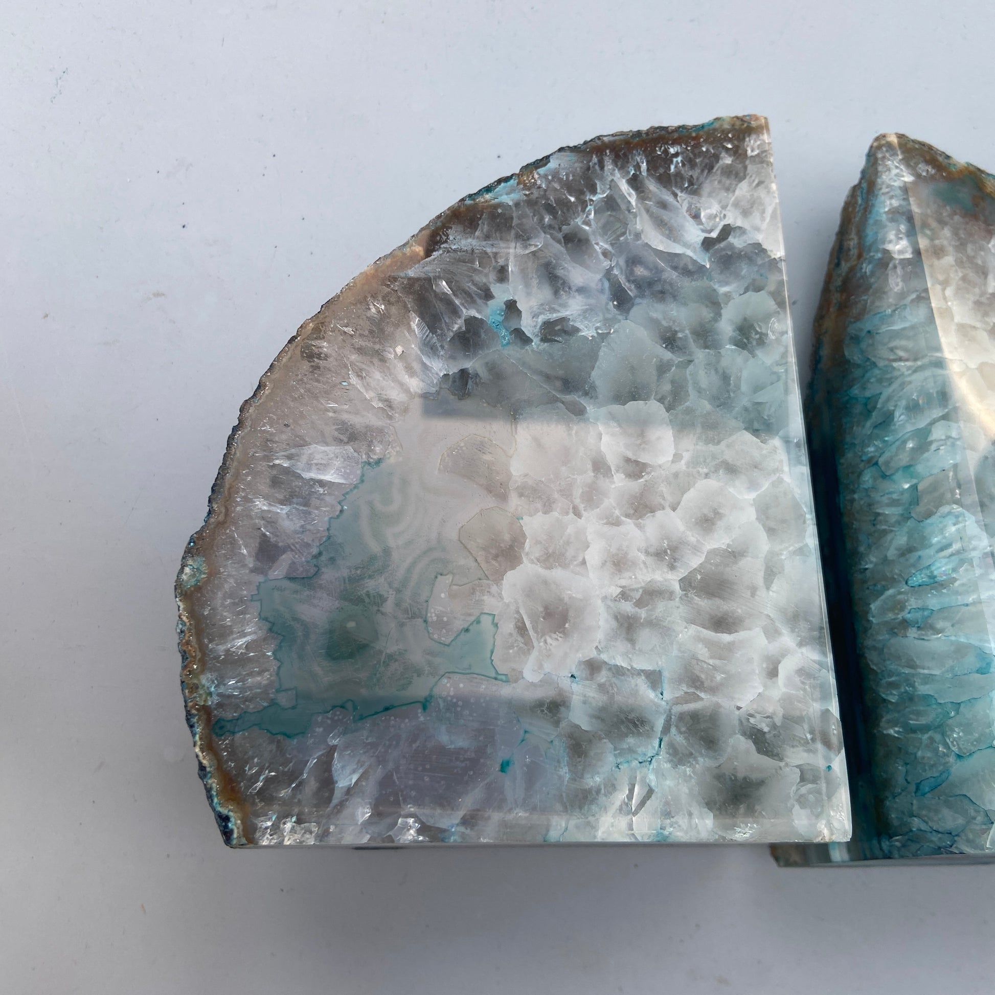 Blå Agat Geode – blid og beroligende krystal, der dæmper angst og skaber følelsesmæssig ro.