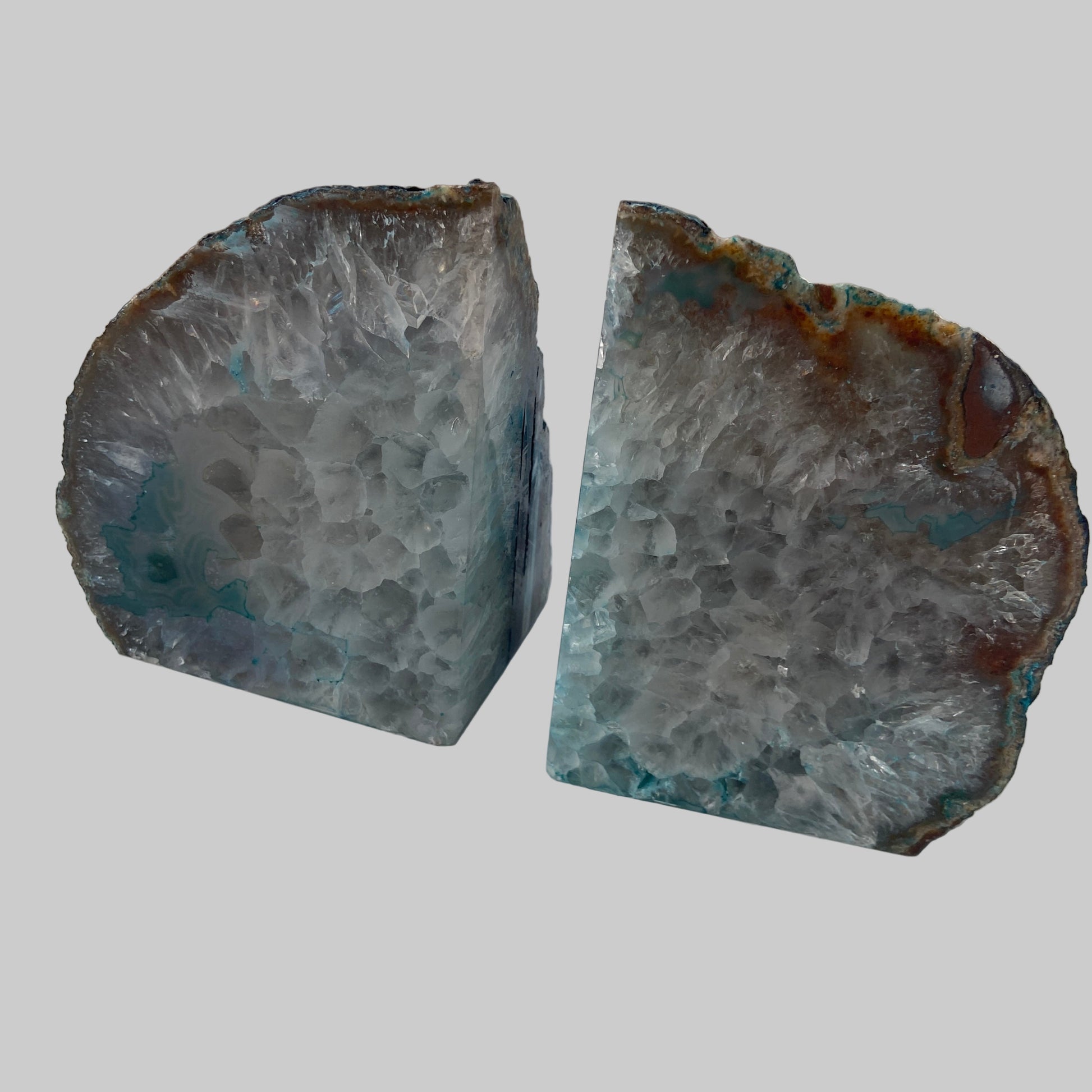 Blå Agat Geode – naturlig geode med glitrende krystaller, ideel til ro, healing og dyb afslapning.