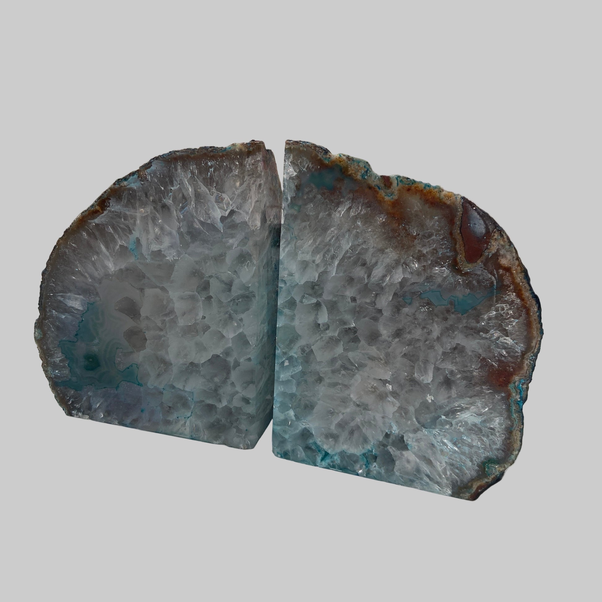 Blå Agat Geode – forbinder til kronechakraet og støtter indsigt, højere klarhed og spirituel forståelse.
