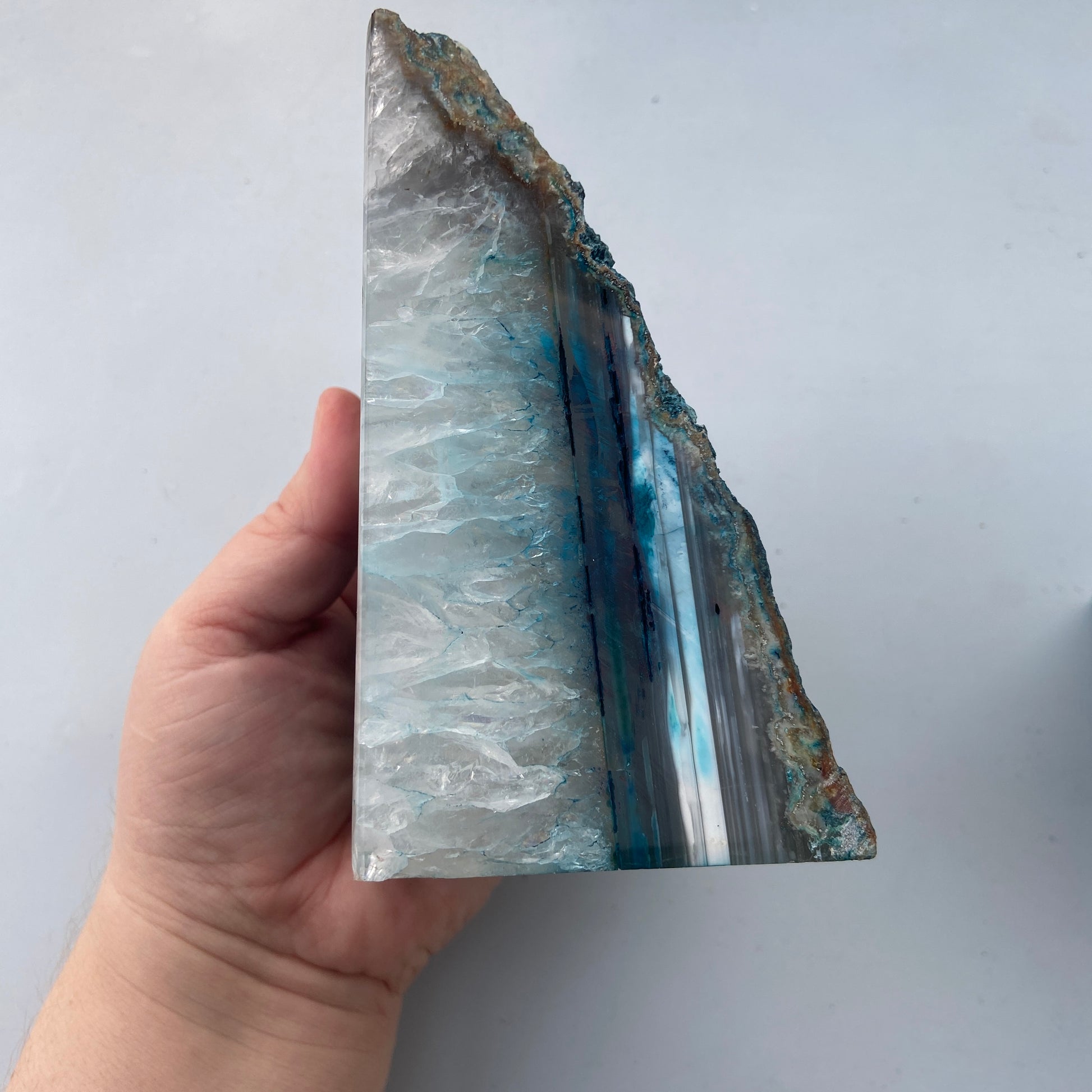 Blå Agat Geode – fremmer spirituel åbning, indsigt og mental klarhed via kronechakraet.