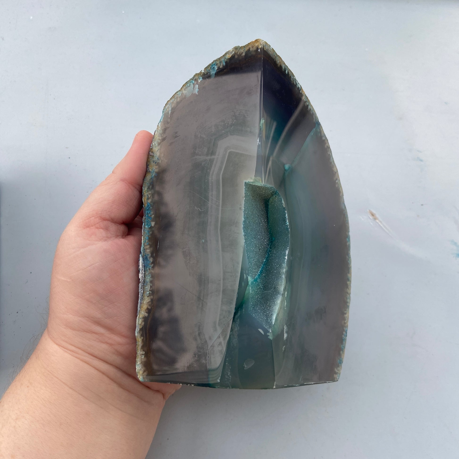 Blå Agat Geode – fremmer spirituel vækst, intuition og åbner sindet for nye perspektiver.