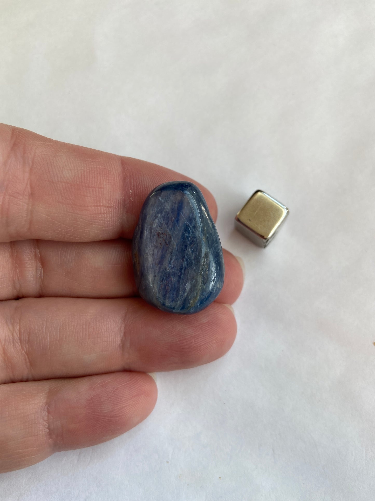 Cyanit Blå healing sten – giver grounding, ro og forbindelse mellem sind og hjerte