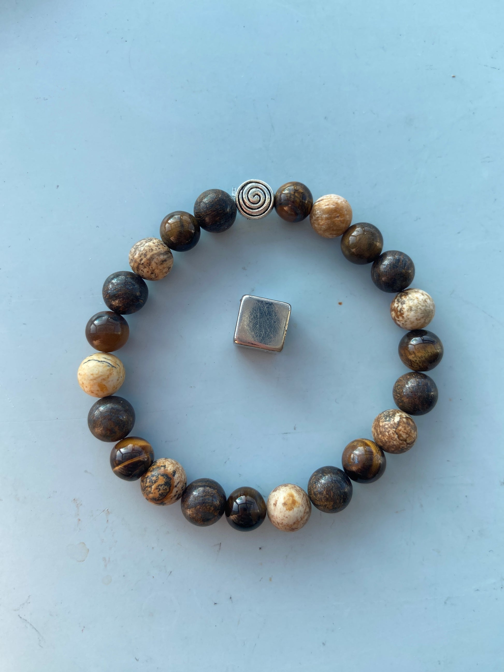 Bronzit, tigerøje og landskabsjaspis – stærk kombination for jordforbindelse og stabilitet.