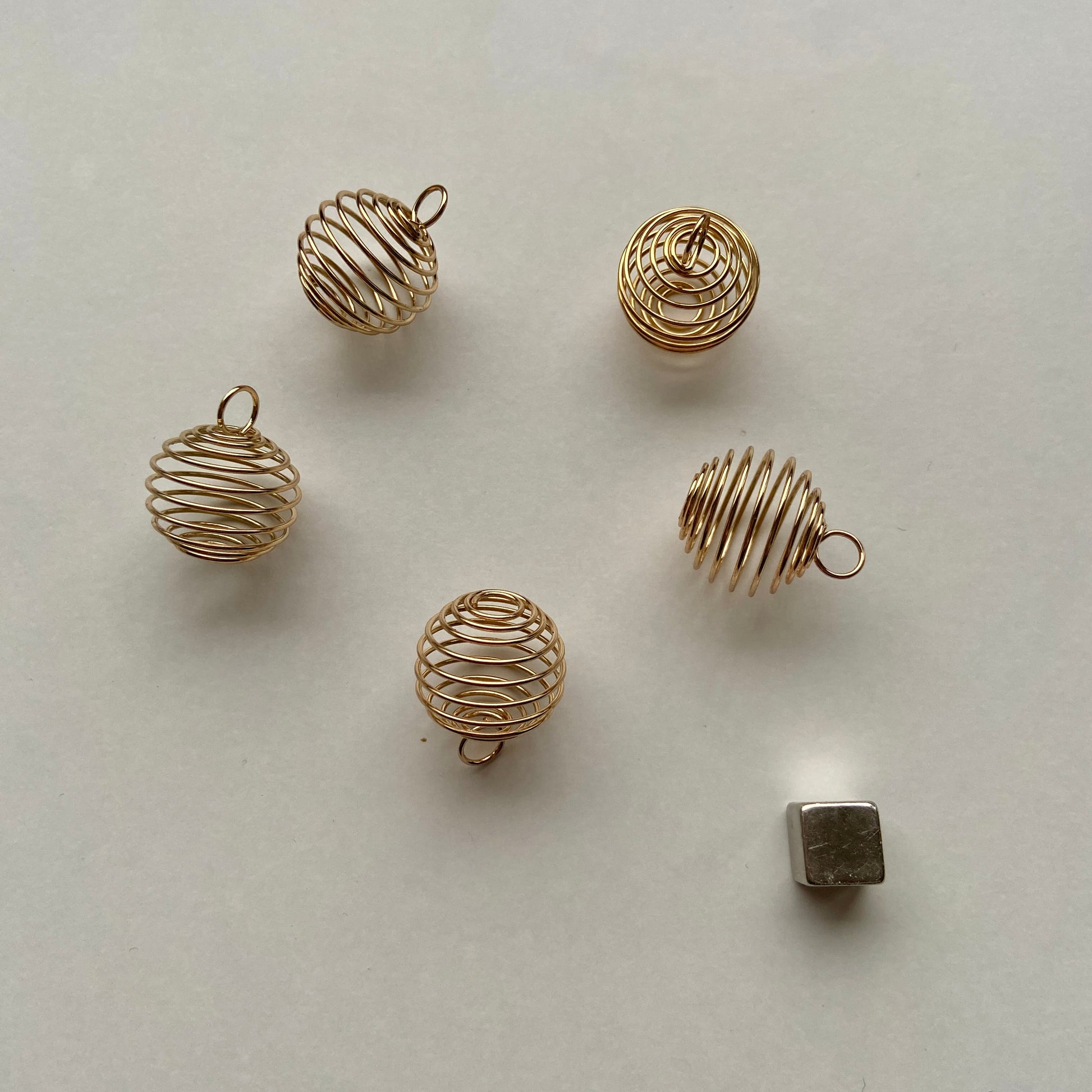 Stort krystalbur i guld til opbevaring og bæring af krystaller.