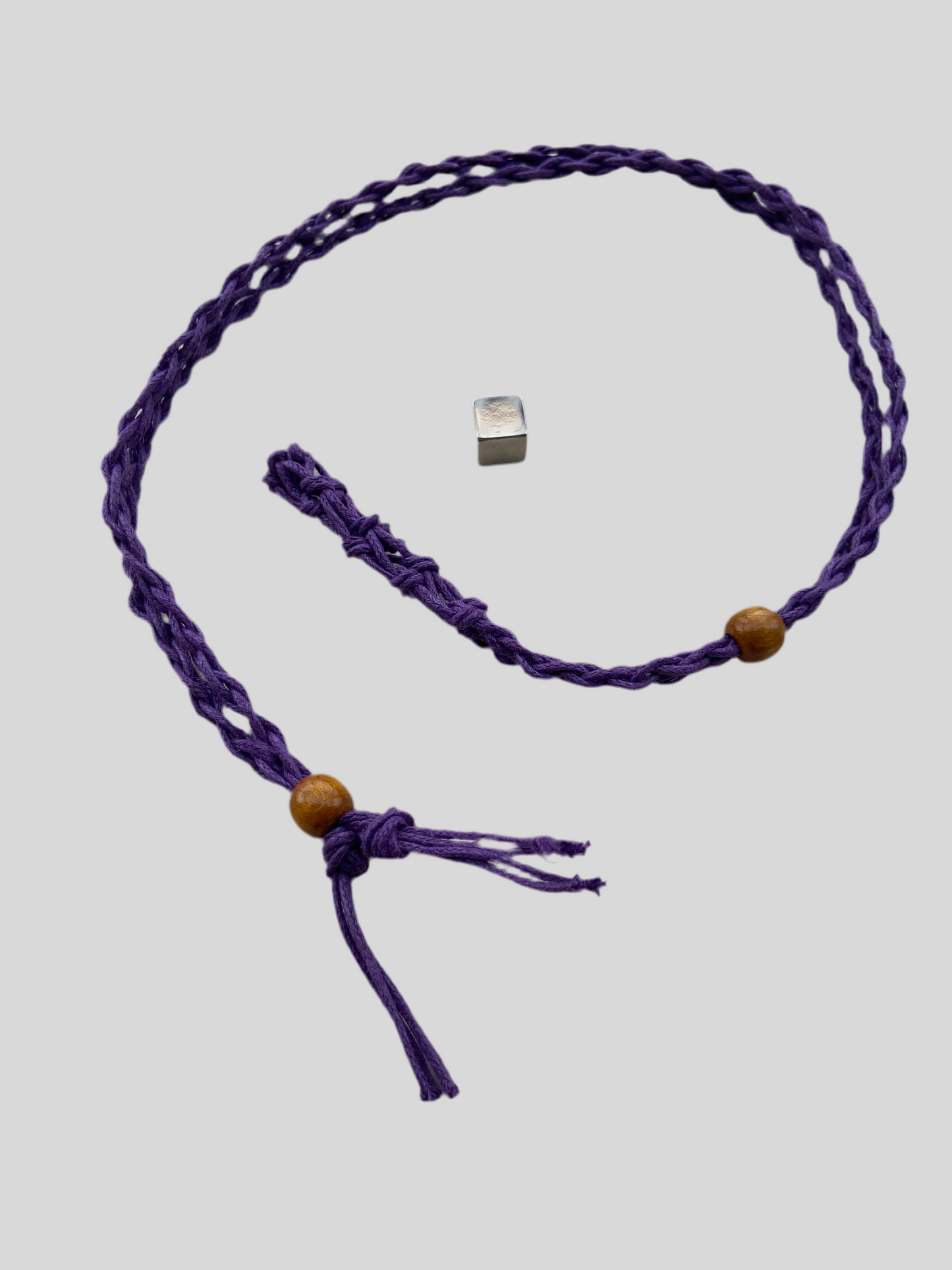 Lilla bur til krystaller i hør som personligt vedhæng.