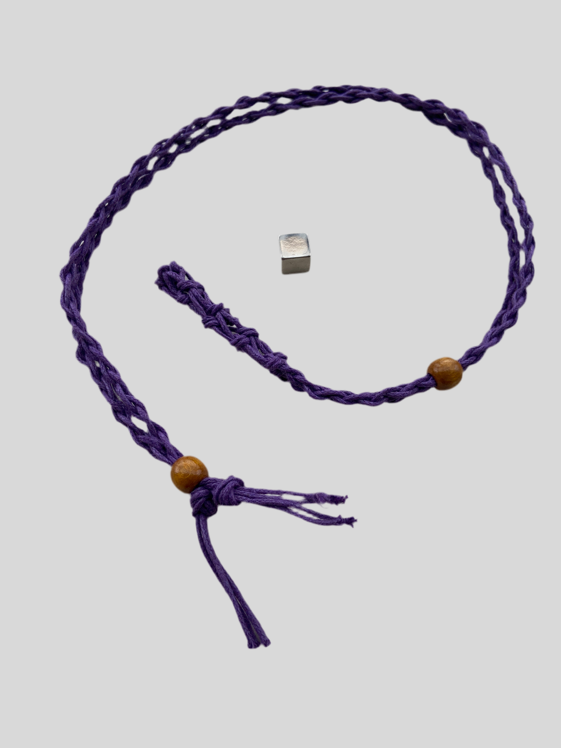 Lilla bur til krystaller i hør som personligt vedhæng.