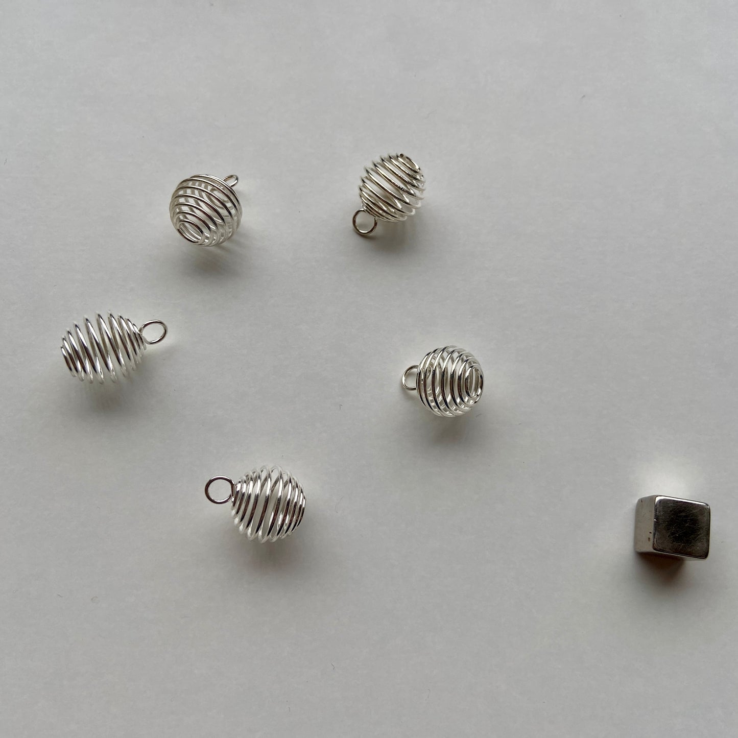 Lille krystalbur i lys sølv til opbevaring af krystal.