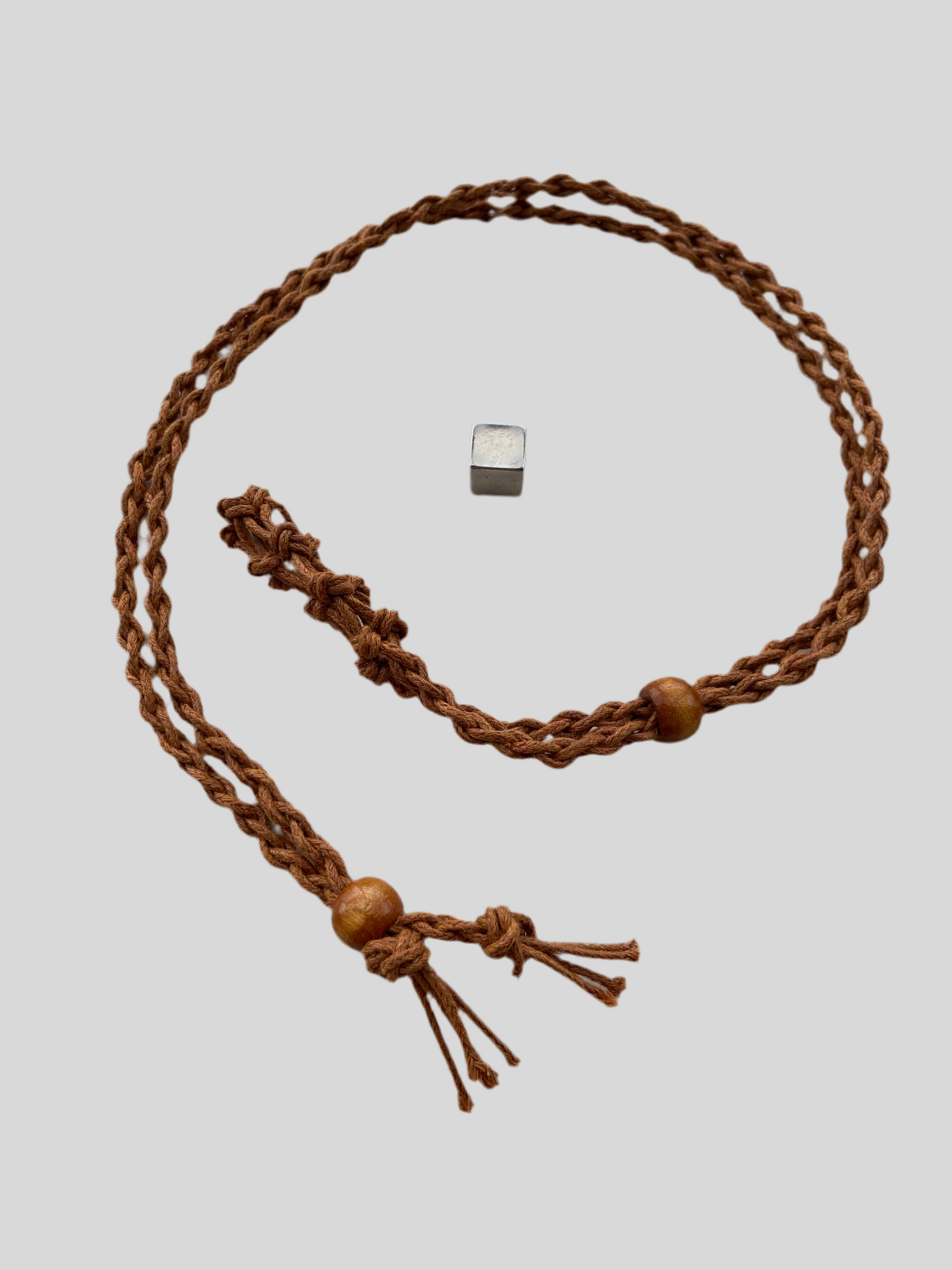 Bur til krystaller i brun hør med jordnært udtryk.