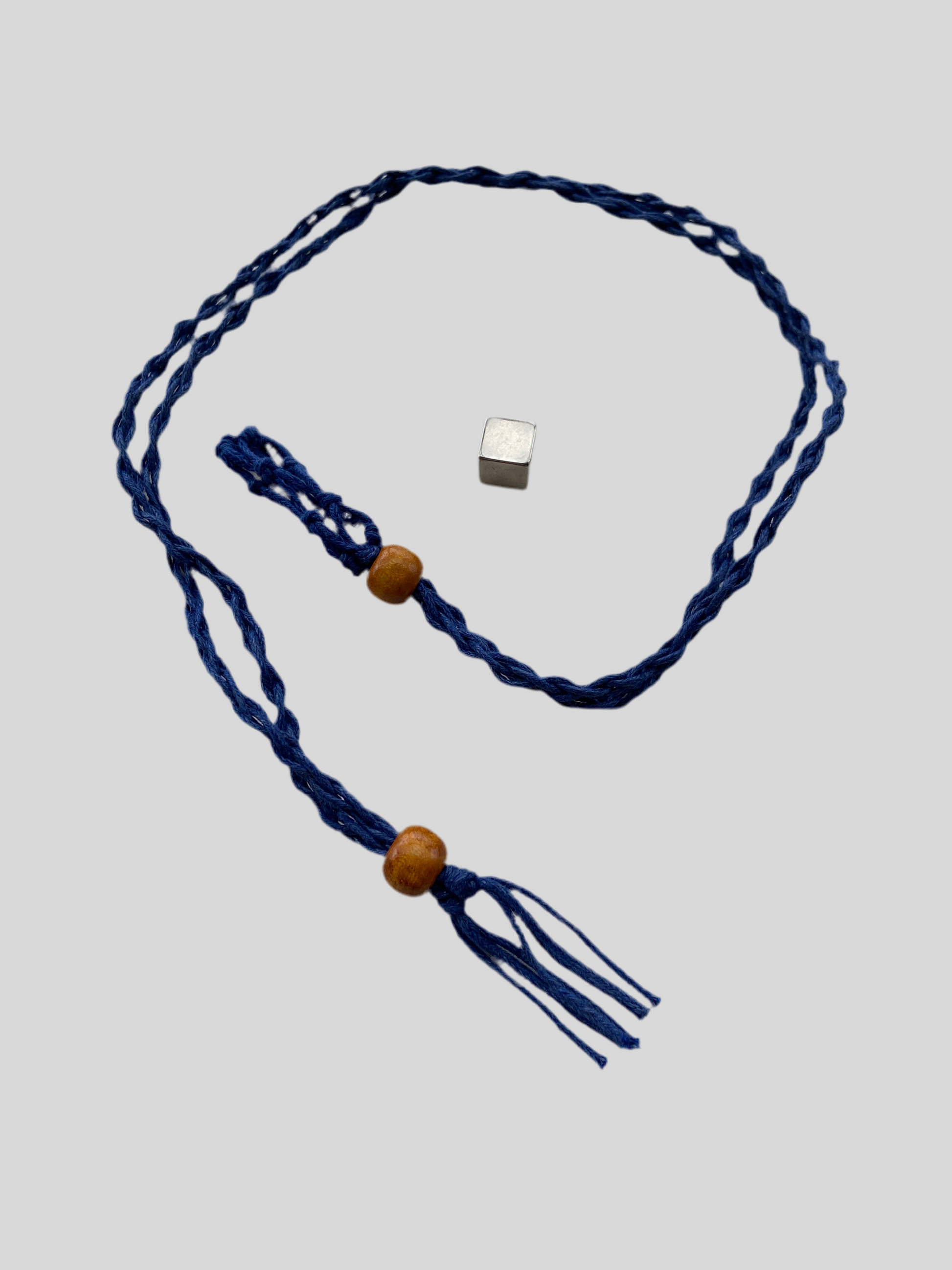 Bur til krystaller i mørkeblå hør med naturligt udtryk.