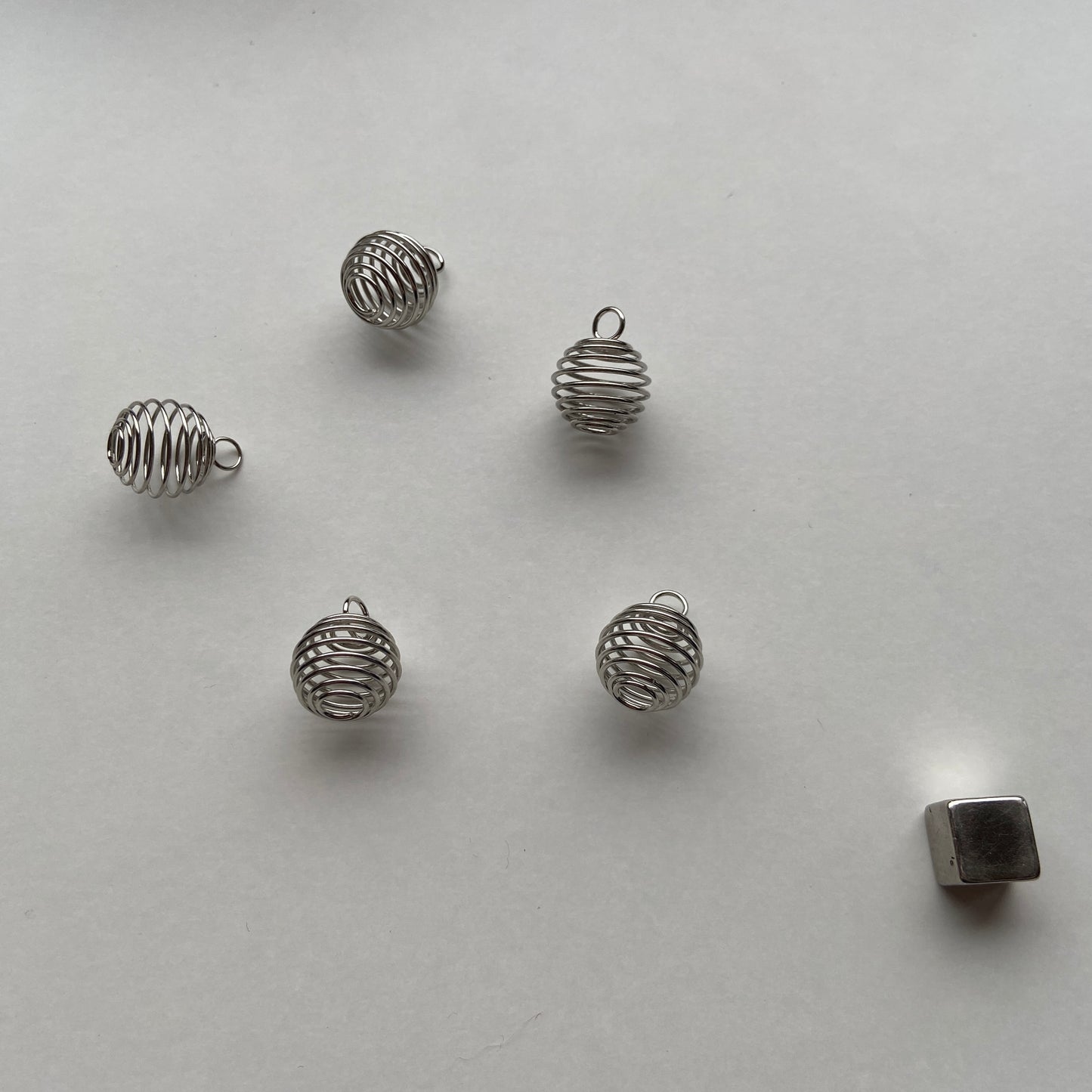 Lille krystalbur i sølv til opbevaring af krystal.