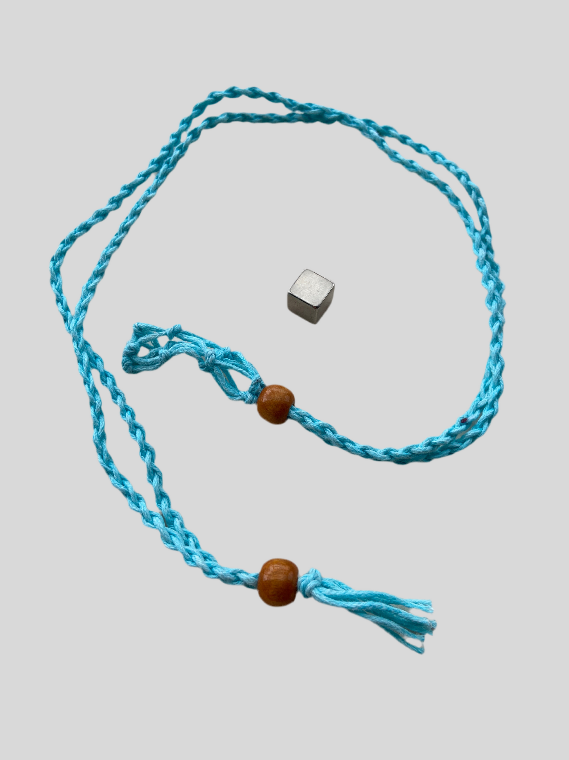 Turkis bur til krystaller i hør til personligt krystalvedhæng.