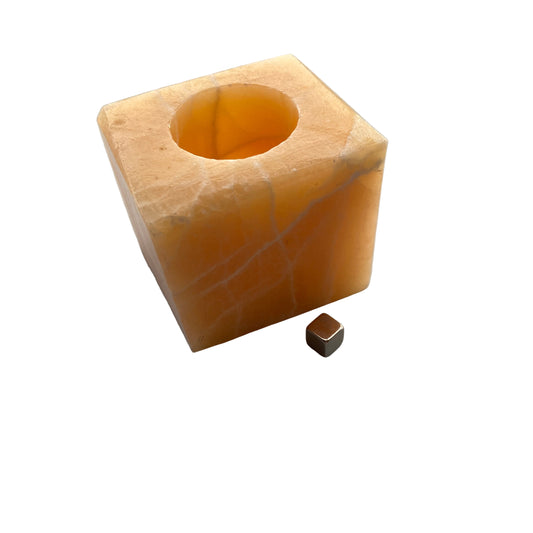 Calcit Gul fyrfadslysholder – bringer glæde, optimisme og en varm, opløftende energi til rummet.