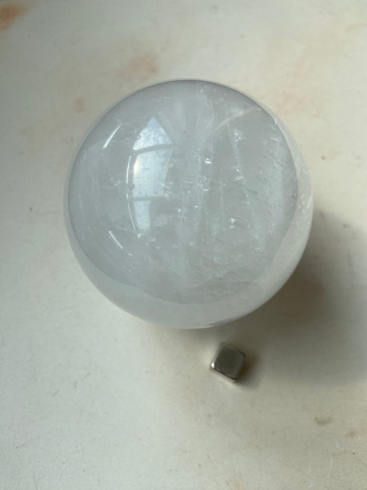 Hvid calcit krystal med beskyttende og beroligende energi.