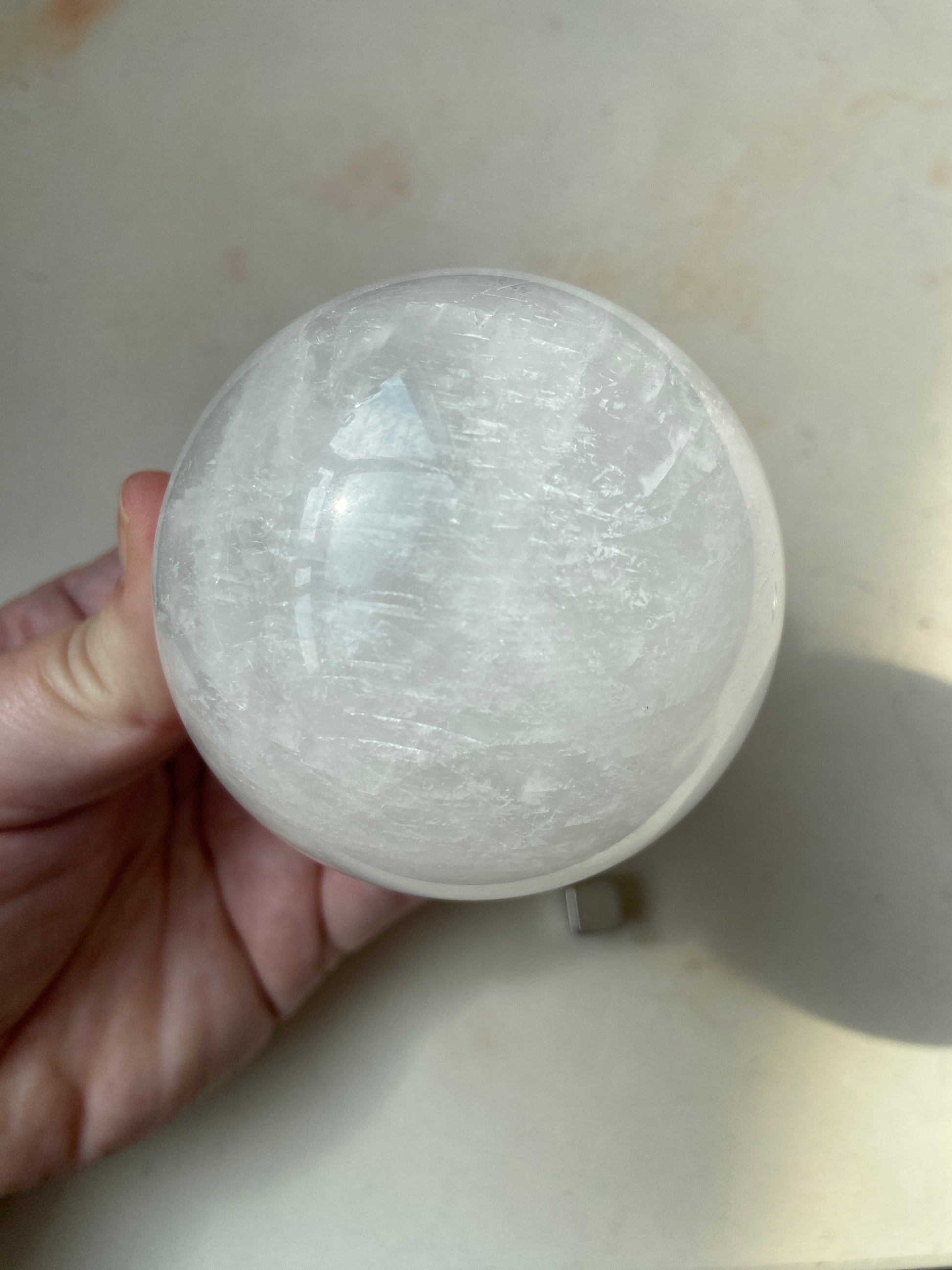 Hvid calcit der aktiverer og balancerer kronechakraet.