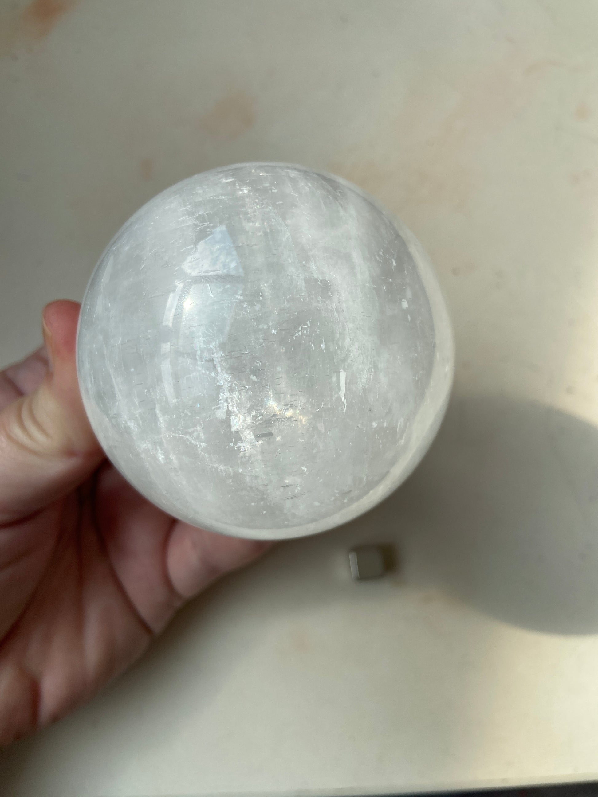 Hvid calcit der styrker tryghed og tillid til livet.