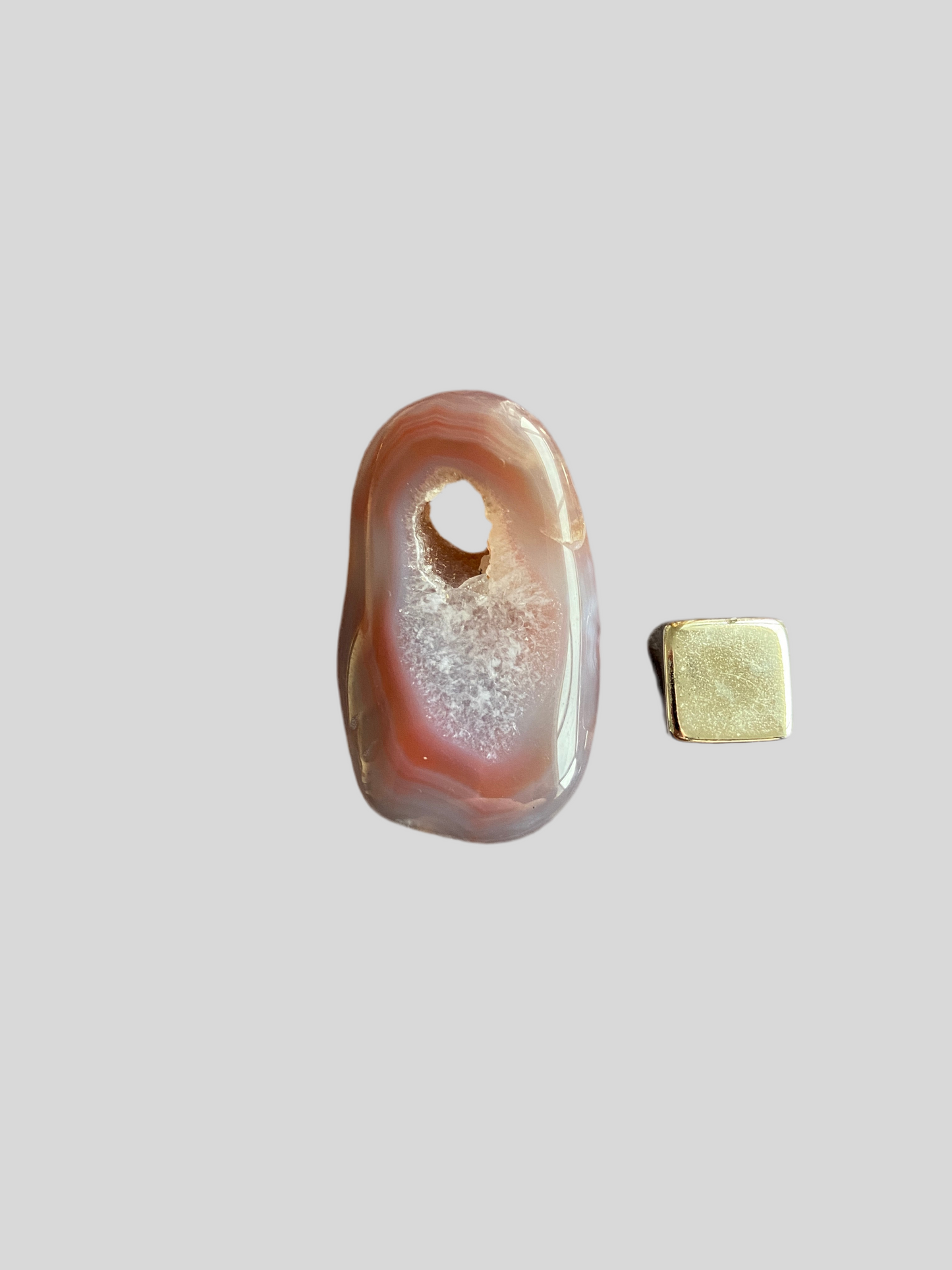 Varm orange-rød calcit, der udstråler solens og ildens kraft, symbol på vitalitet og skaberglæde.