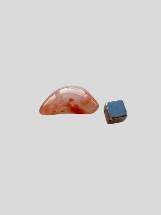 Calcit Ild krystal, symbol på energi, mod, forvandling, passion og styrke, ideel til meditation og personlig udvikling.