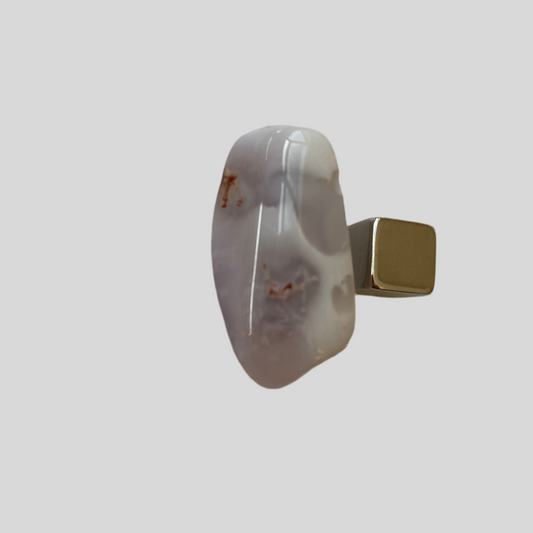 Chalcedon vedhæng – symbol på harmoni, medfølelse og indre ro