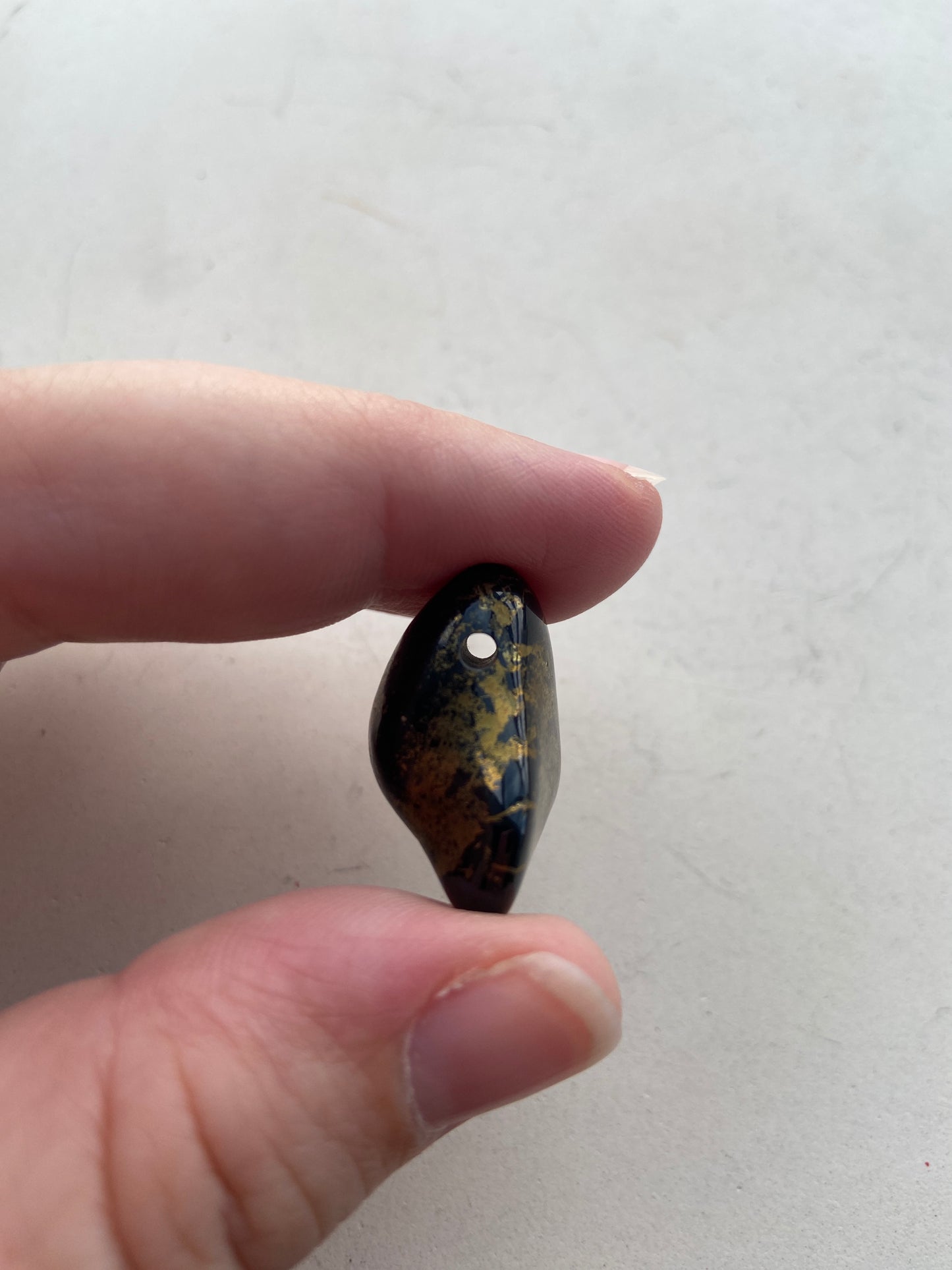 Smuk chalcopyrit sten, tilknyttet krone- og solar plexus-chakraer, fremmer selvudfoldelse.