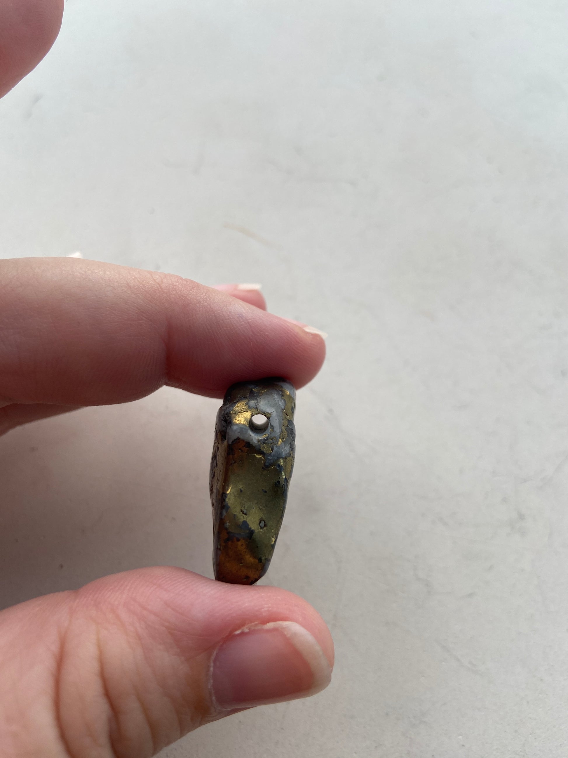 Smuk chalcopyrit krystal, ideel til meditation og styrkelse af selvværd og indre klarhed.