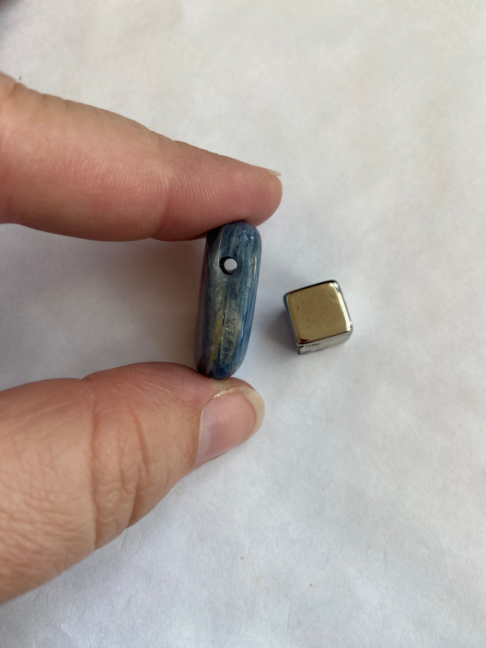 Cyanit Blå healing sten – giver grounding, harmoni og balance mellem hjerte og sind