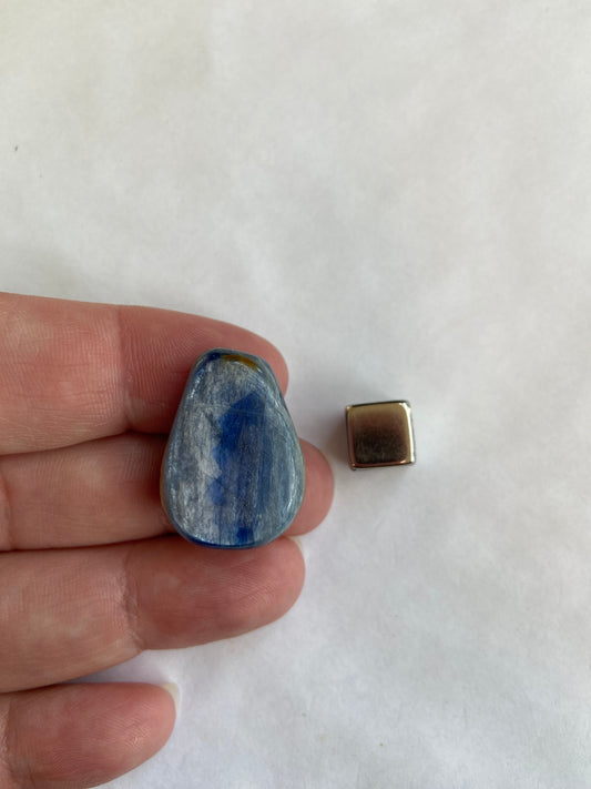 Cyanit Blå krystal – sten for balance, kommunikation og harmoni