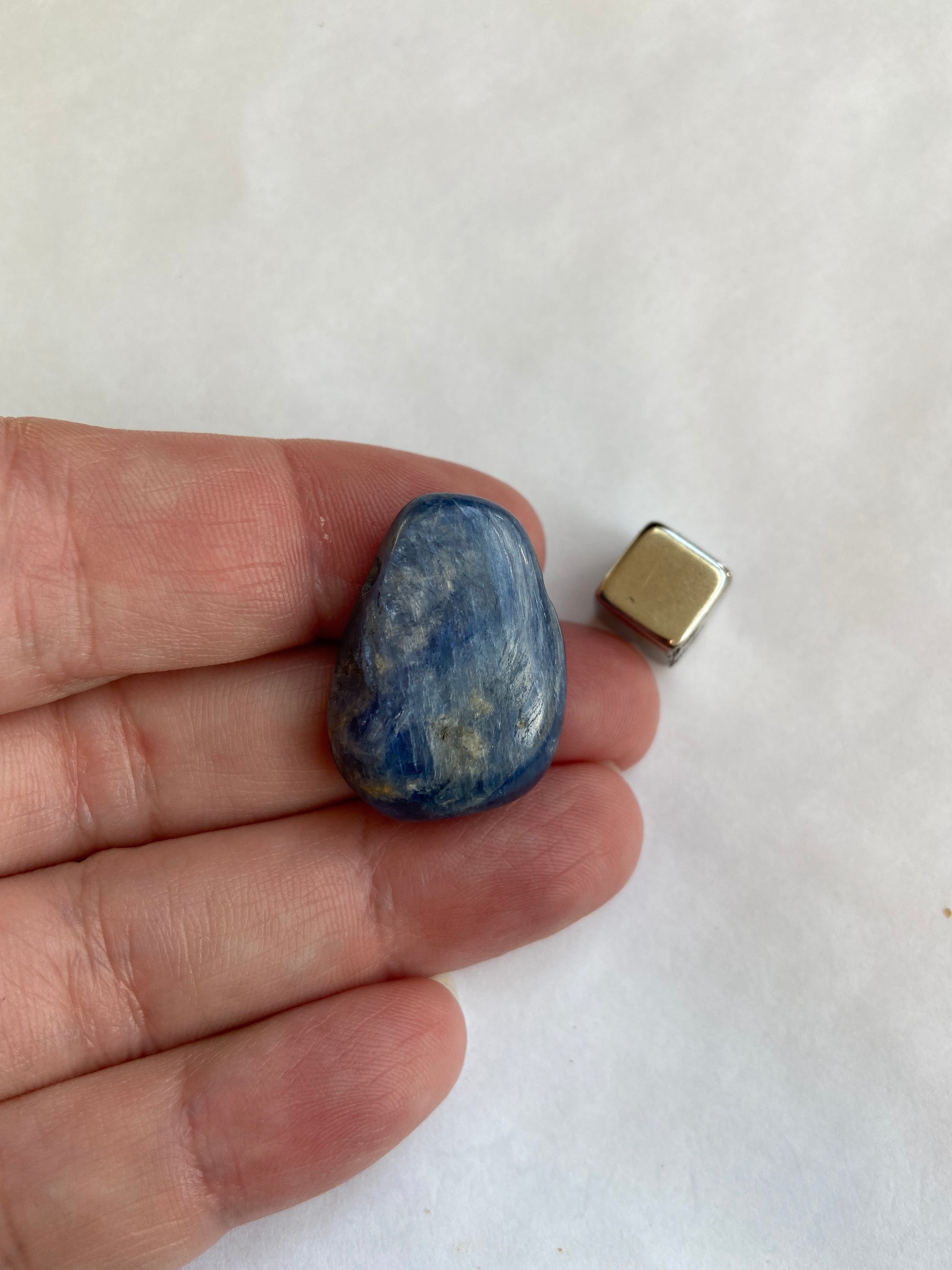 Cyanit Blå krystal – bringer harmoni og justerer alle chakraer