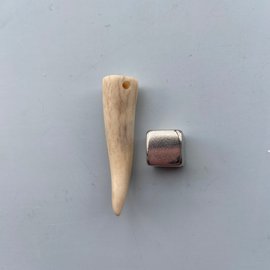 Deer antler amulet – kraftfuld shamanistisk energi og naturkontakt.