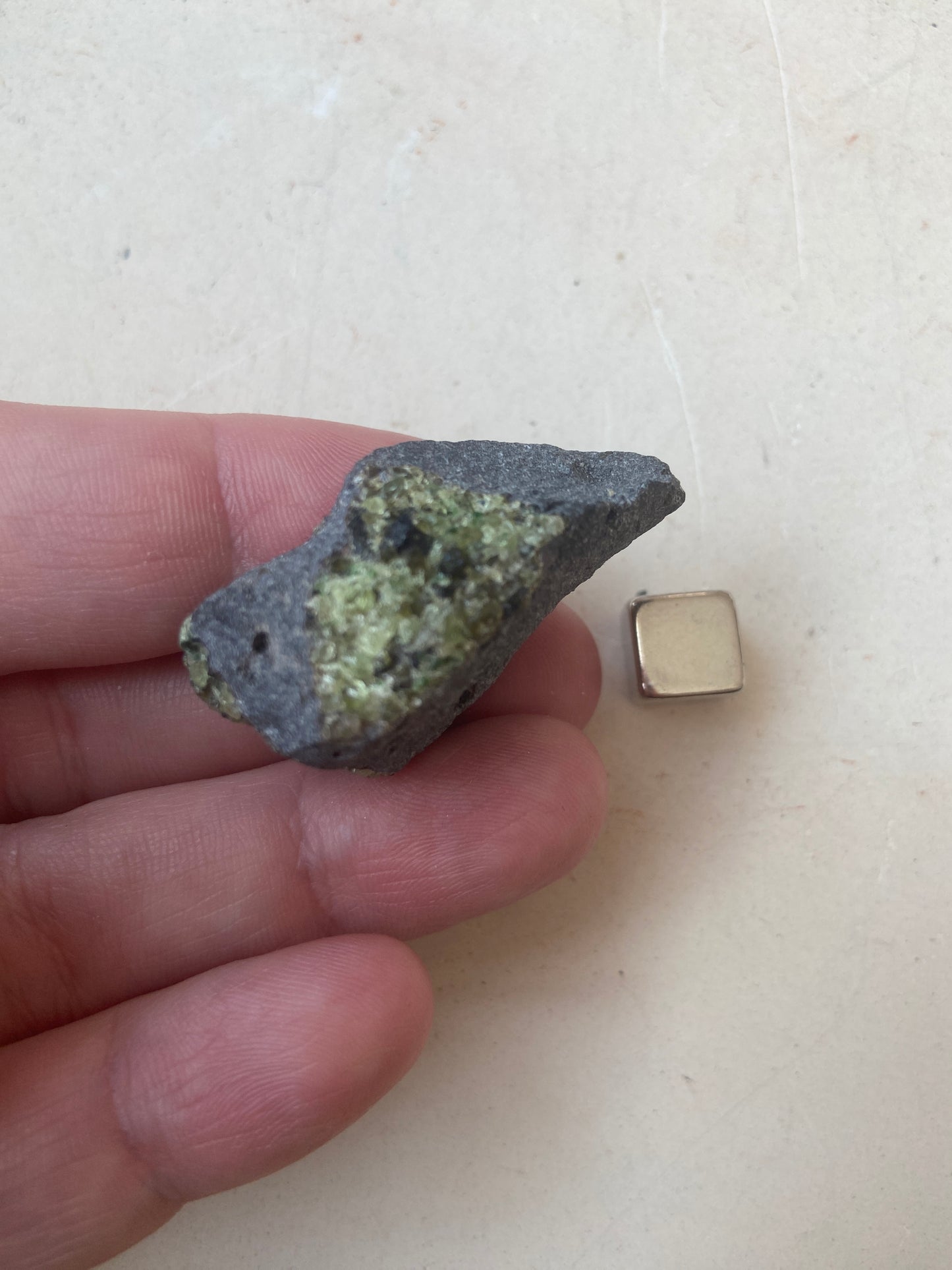 Diopsid Grøn – kraftfuld krystal for jordforbindelse og mental klarhed.