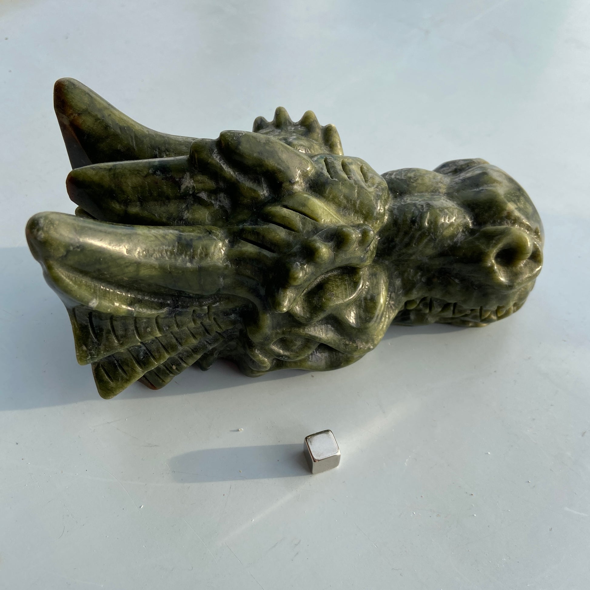 Dragehoved i grøn jade med kærlige og hjerteåbnende vibrationer.