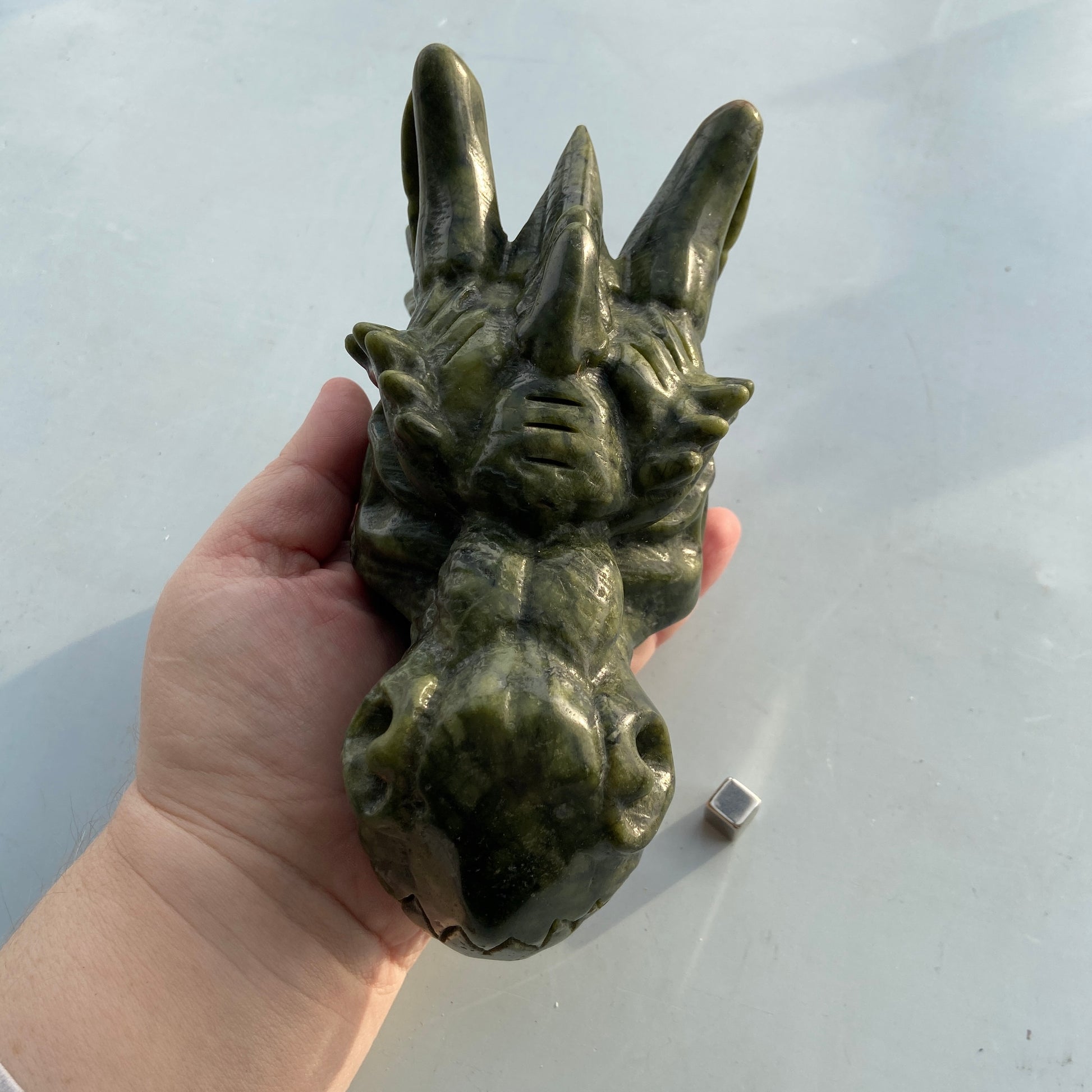 Dragehoved udskåret i grøn jade med harmonisk energi.