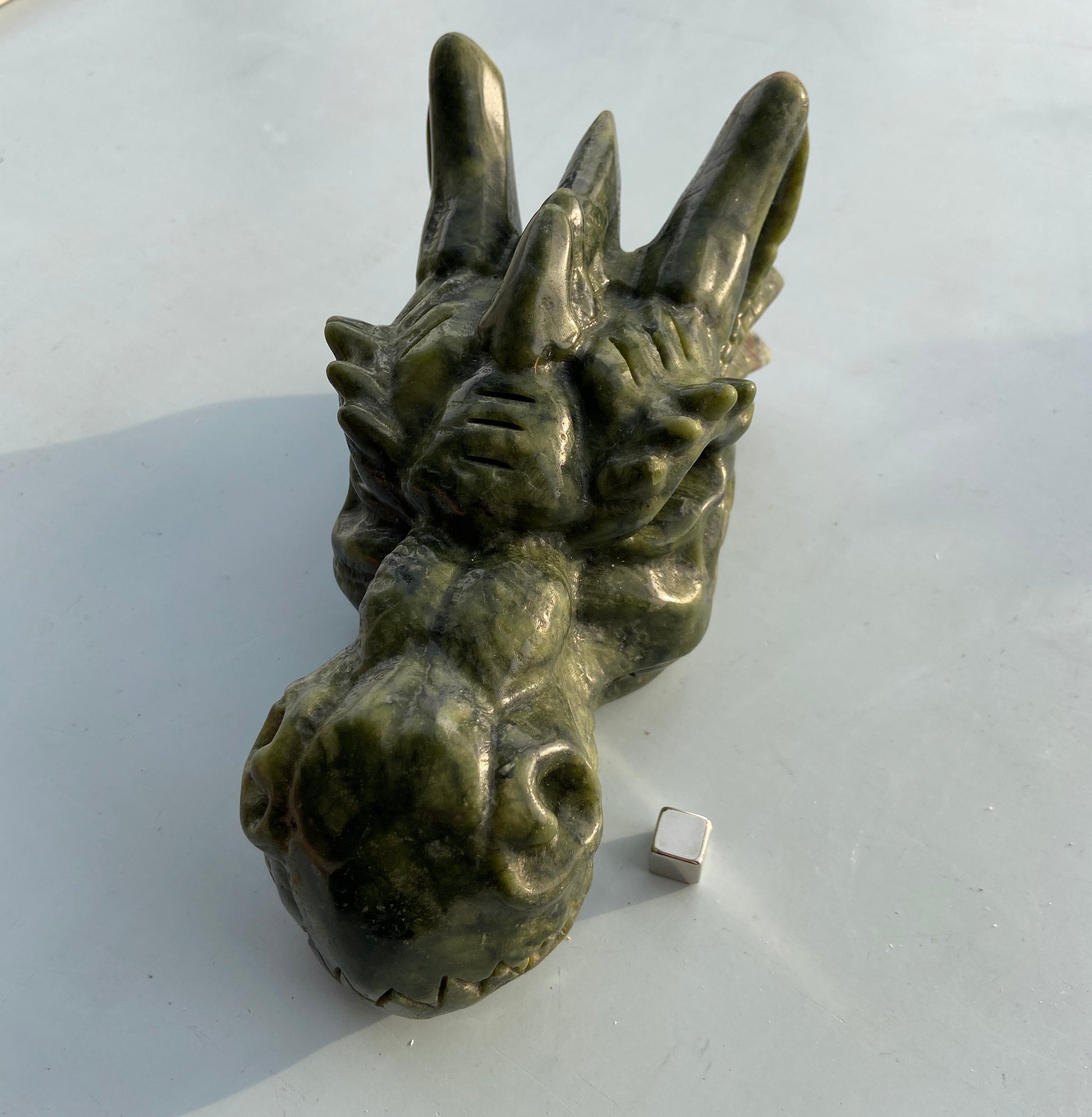 Dragehoved i grøn jade med balancerende og blid energi.