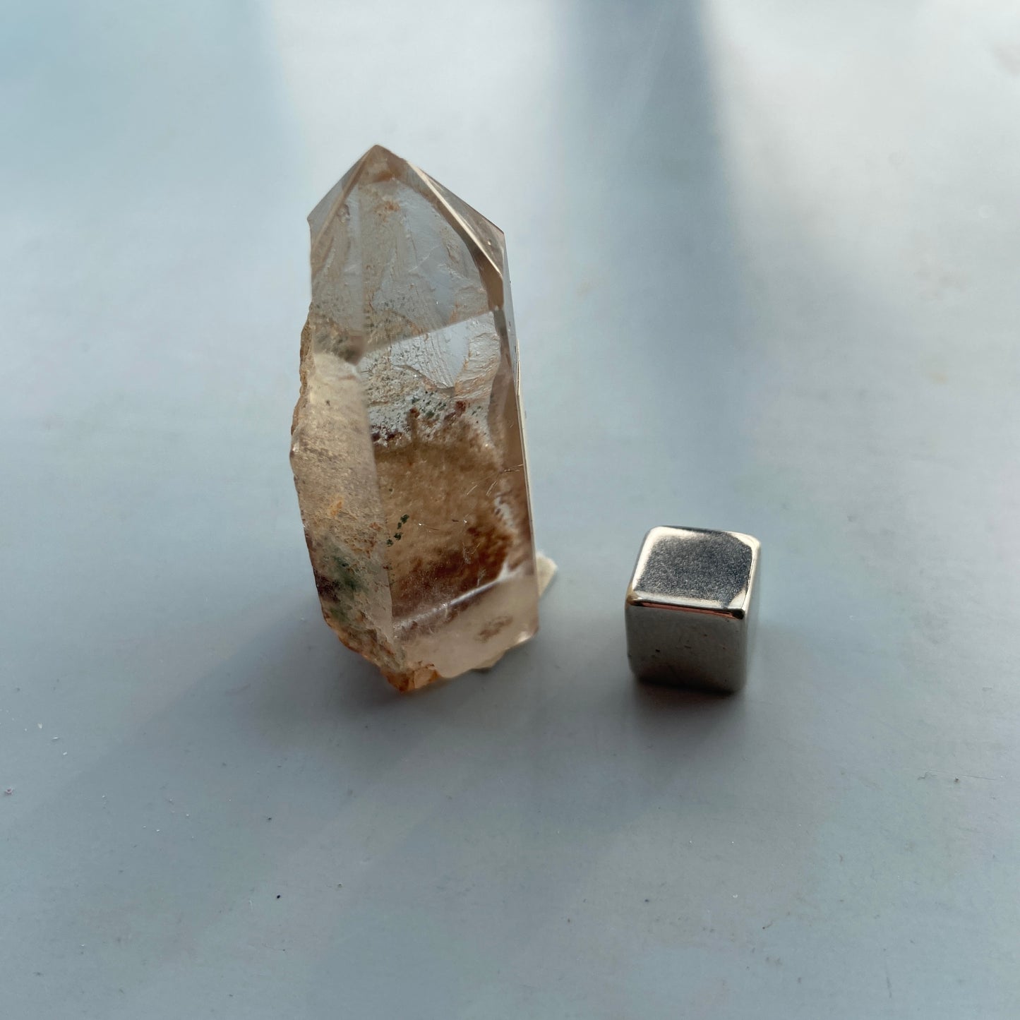 Fantomkvarts krystal – sten for manifestation, overflod, personlig udvikling og klarhed