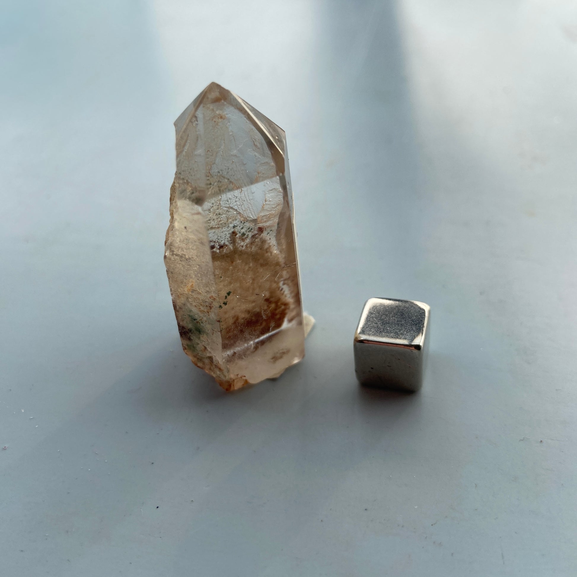 Fantomkvarts krystal – sten for manifestation, overflod, personlig udvikling og klarhed