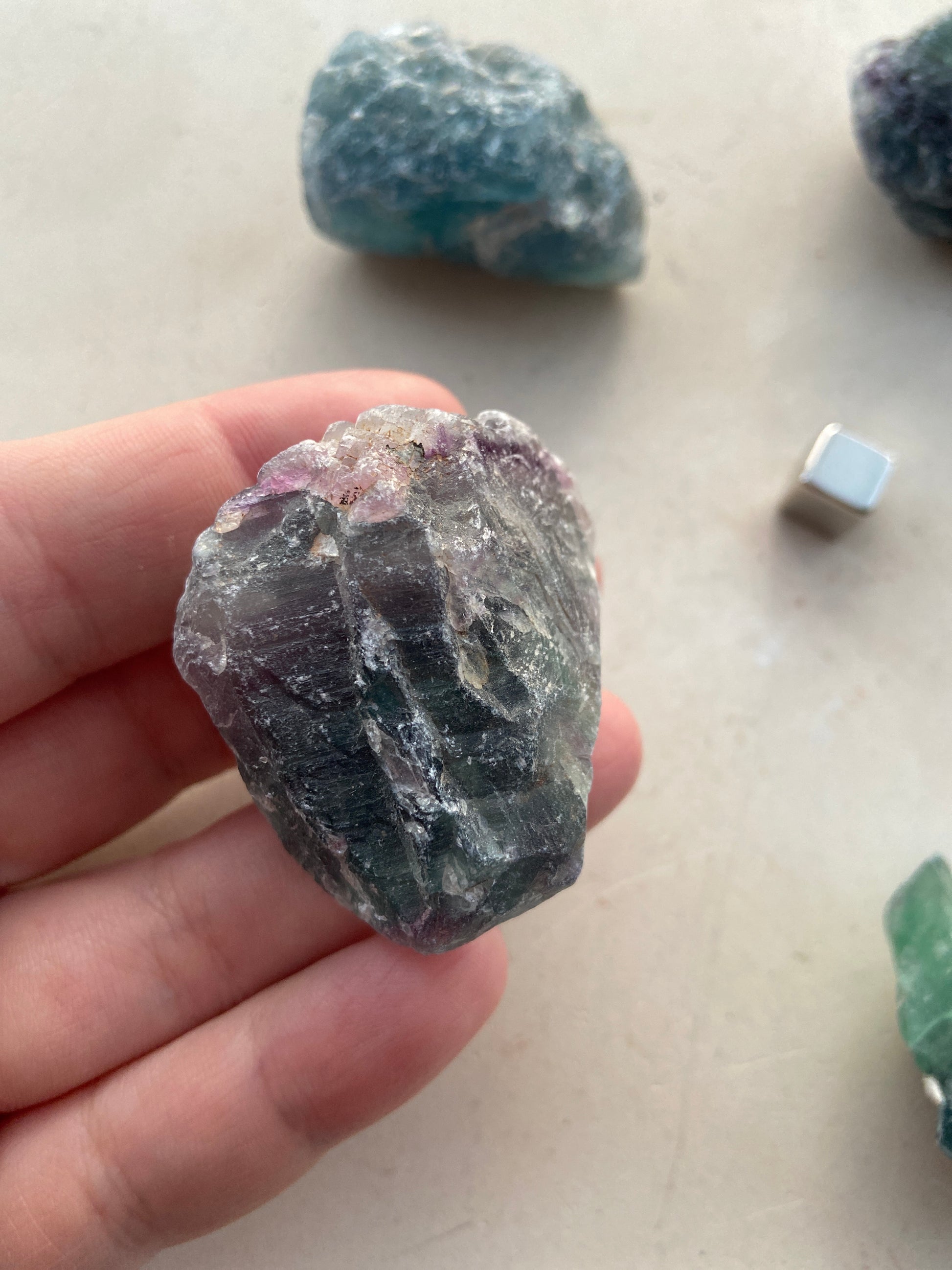 Fluorit Grøn krystal – bringer følelsesmæssig stabilitet, hjerteenergi og indre ro