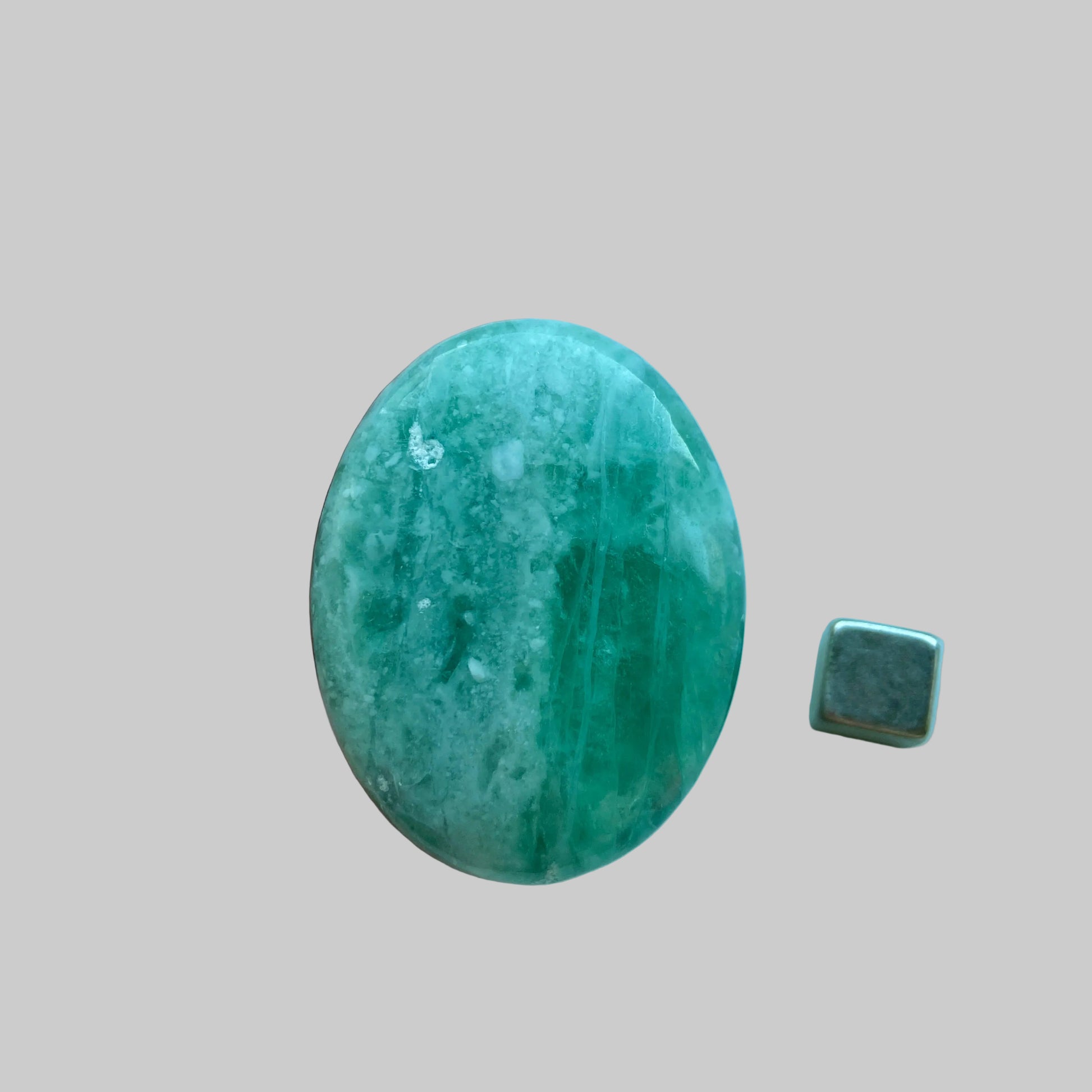 Grøn fluorit palmstone der skaber følelsesmæssig balance.