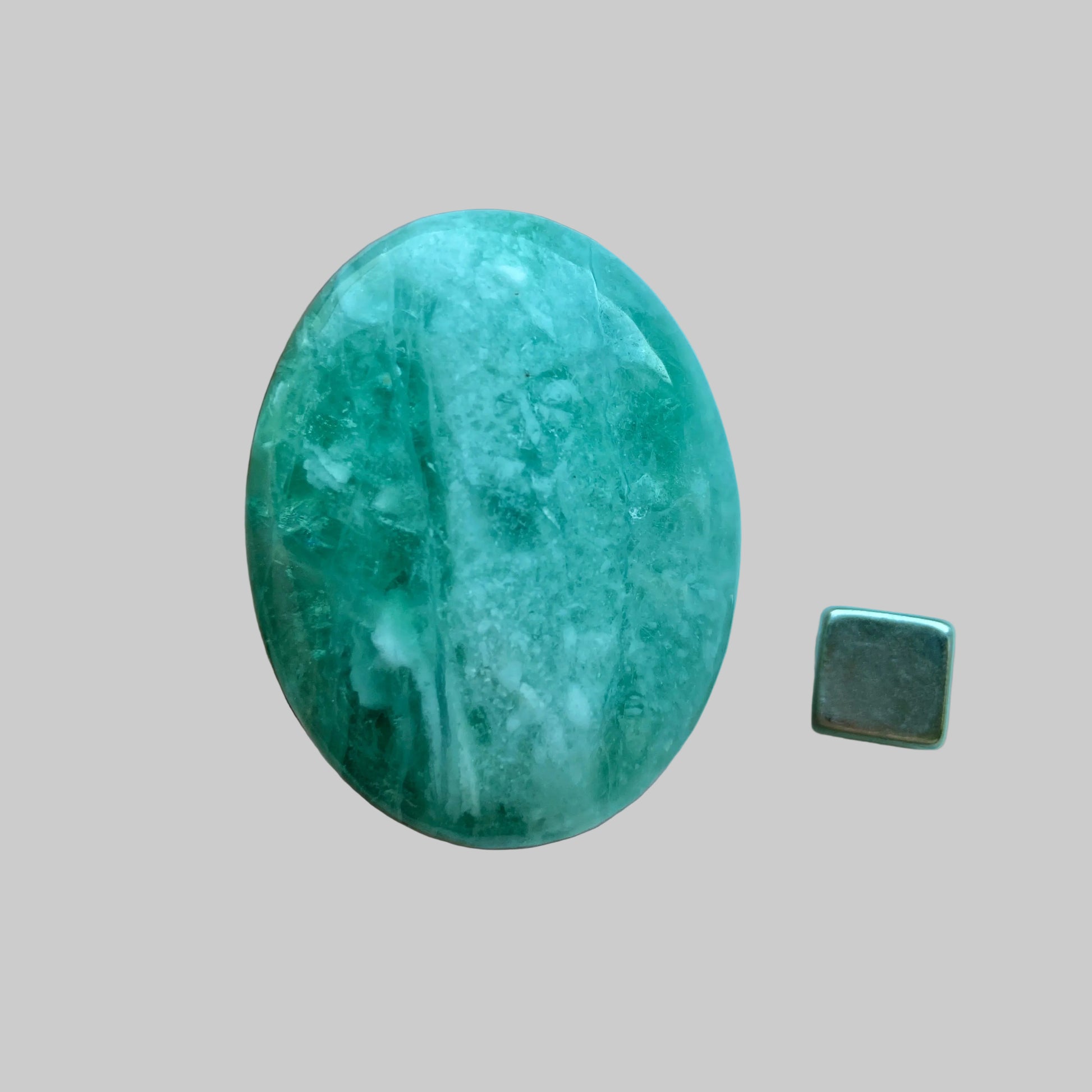 Grøn fluorit palmstone med balancerende og helende energi.