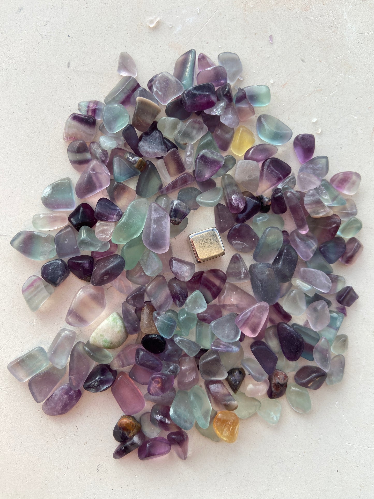 Fluorit healingsten – beroliger uro og skaber harmoni i både krop og sind.