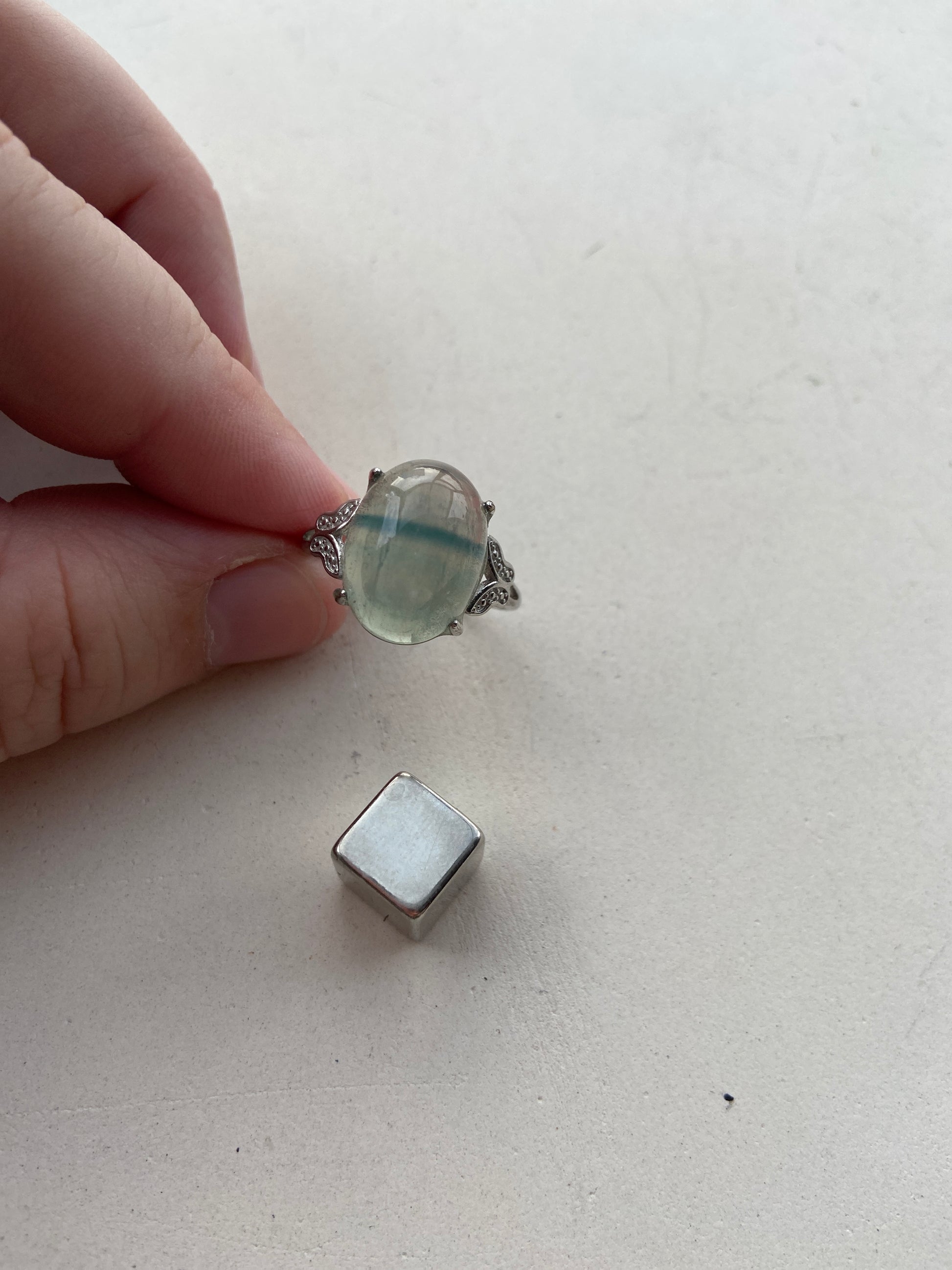 Fluorit – fylder rummet med positiv energi og skaber harmoni.