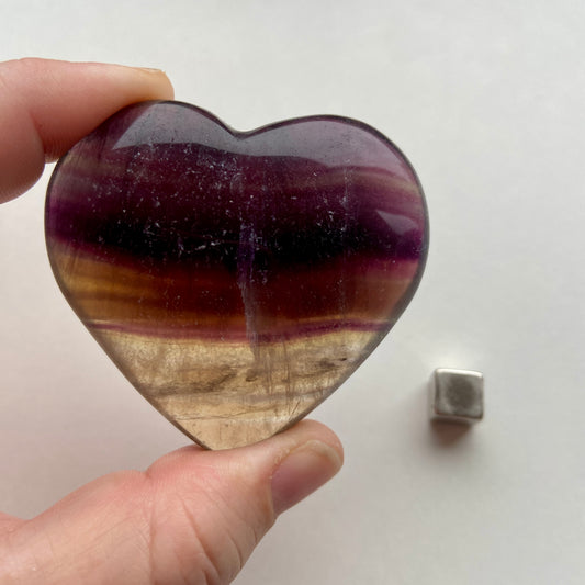 Lilla Fluorit hjerte krystal med rolige violette nuancer.