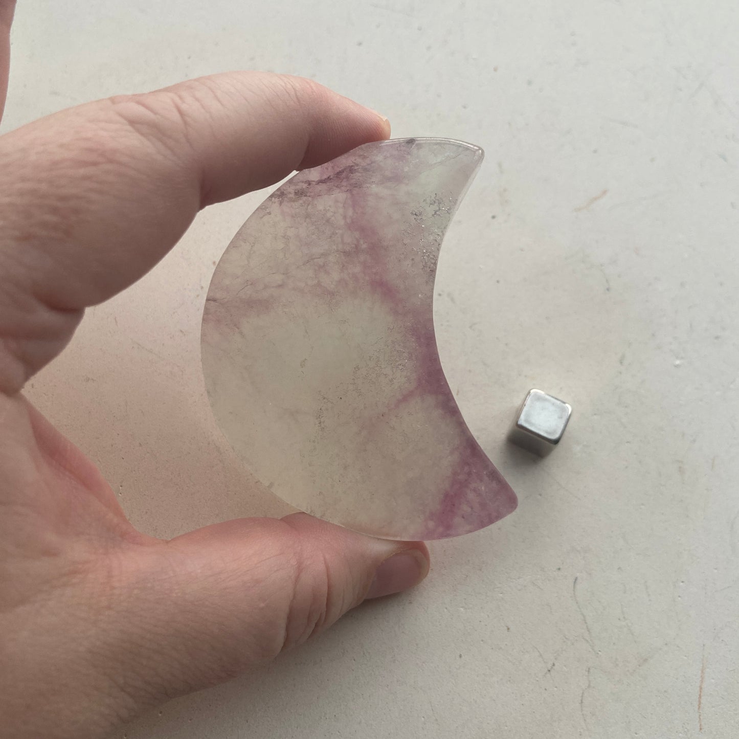 Regnbue fluorit måne der styrker intuition og følelsesmæssig balance.