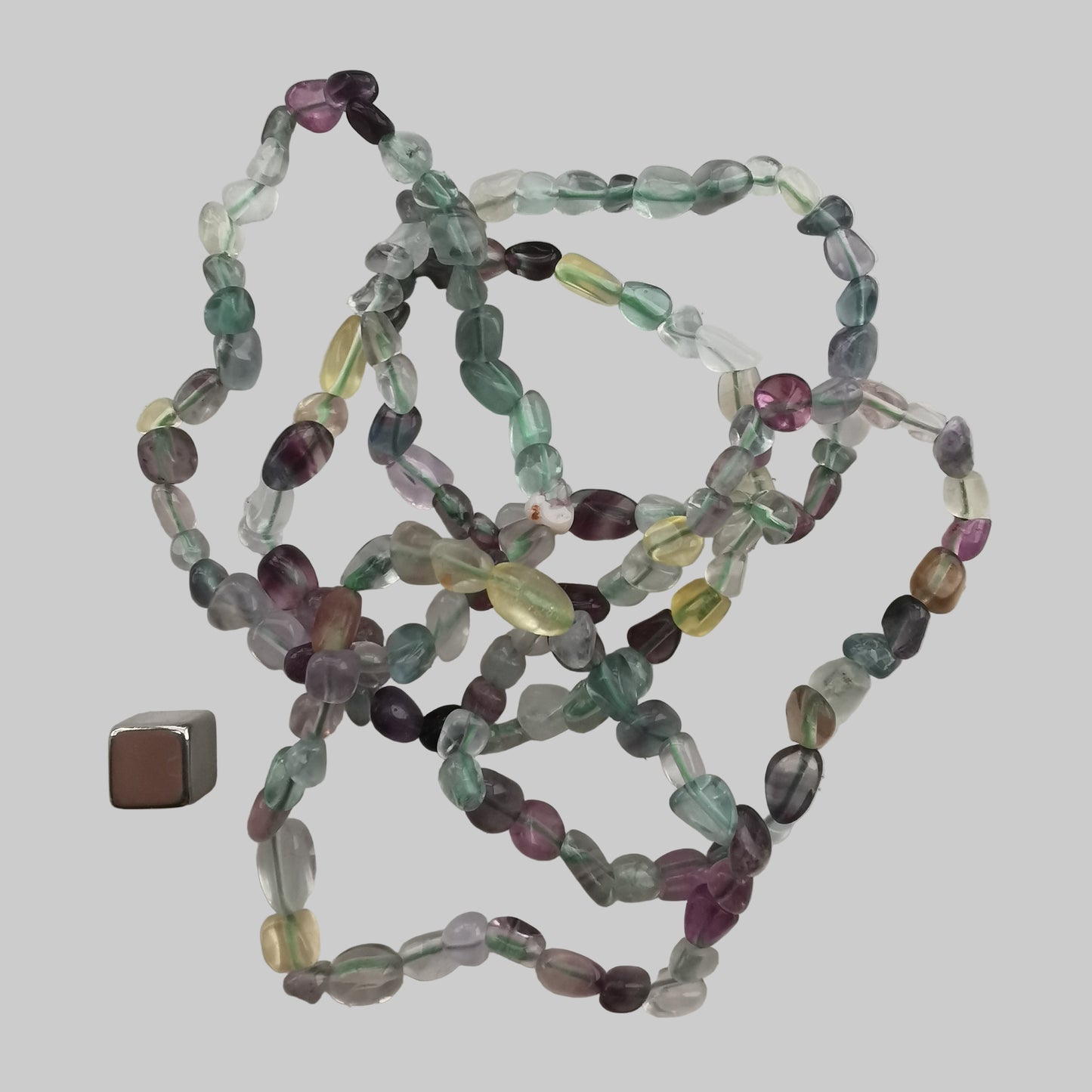 Fluorit Regnbue krystalarmbånd der støtter følelsesmæssig balance og mental klarhed.